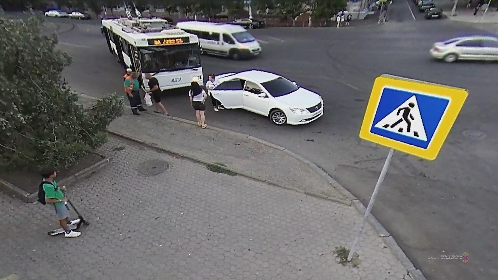 В Волгограде троллейбус попал в дорожный конфликт