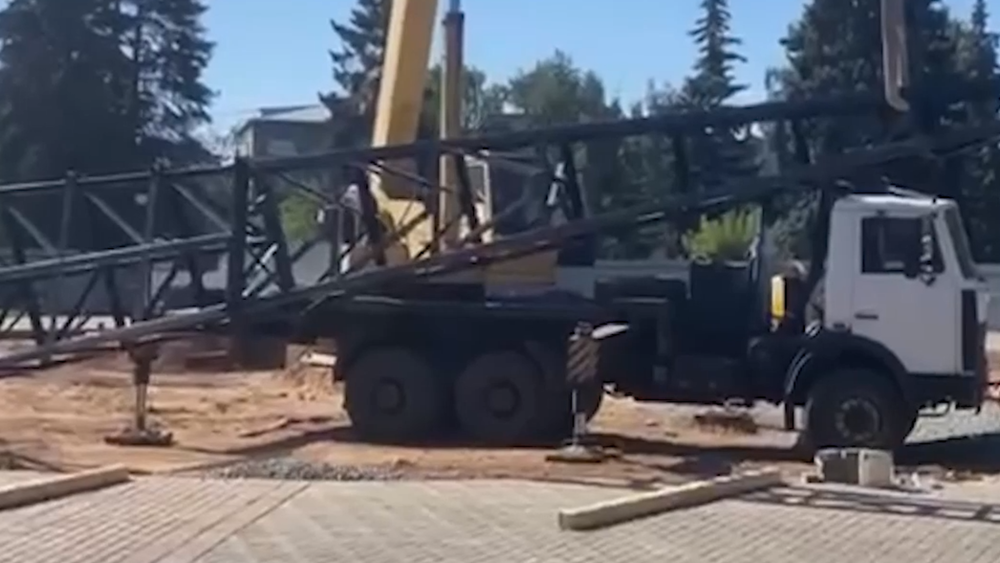 В столице Удмуртии установили каркас стелы "Ижевск – город трудовой доблести"