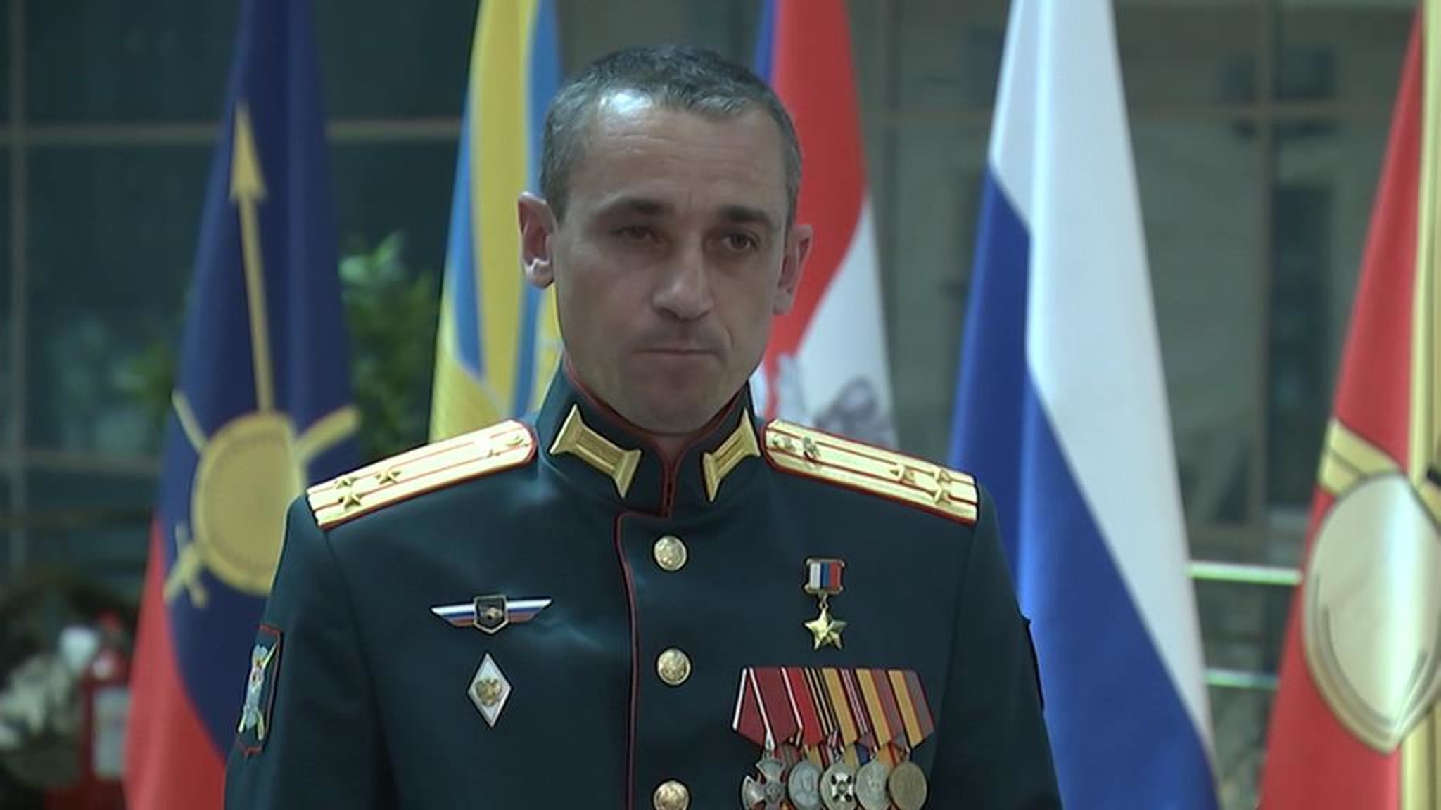 Министр обороны вручил "Золотую Звезду" Герою России полковнику Ивану Шицу