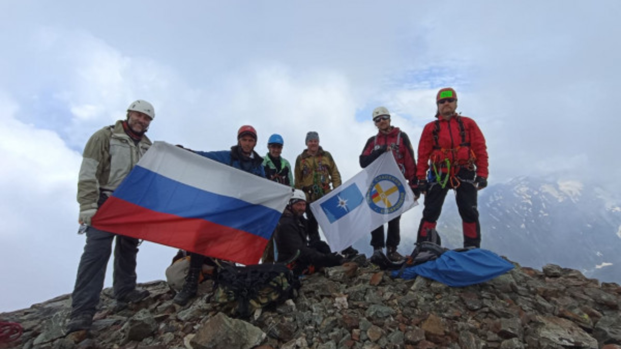 Спасатели Ставрополья подняли флаг России на вершину горы София