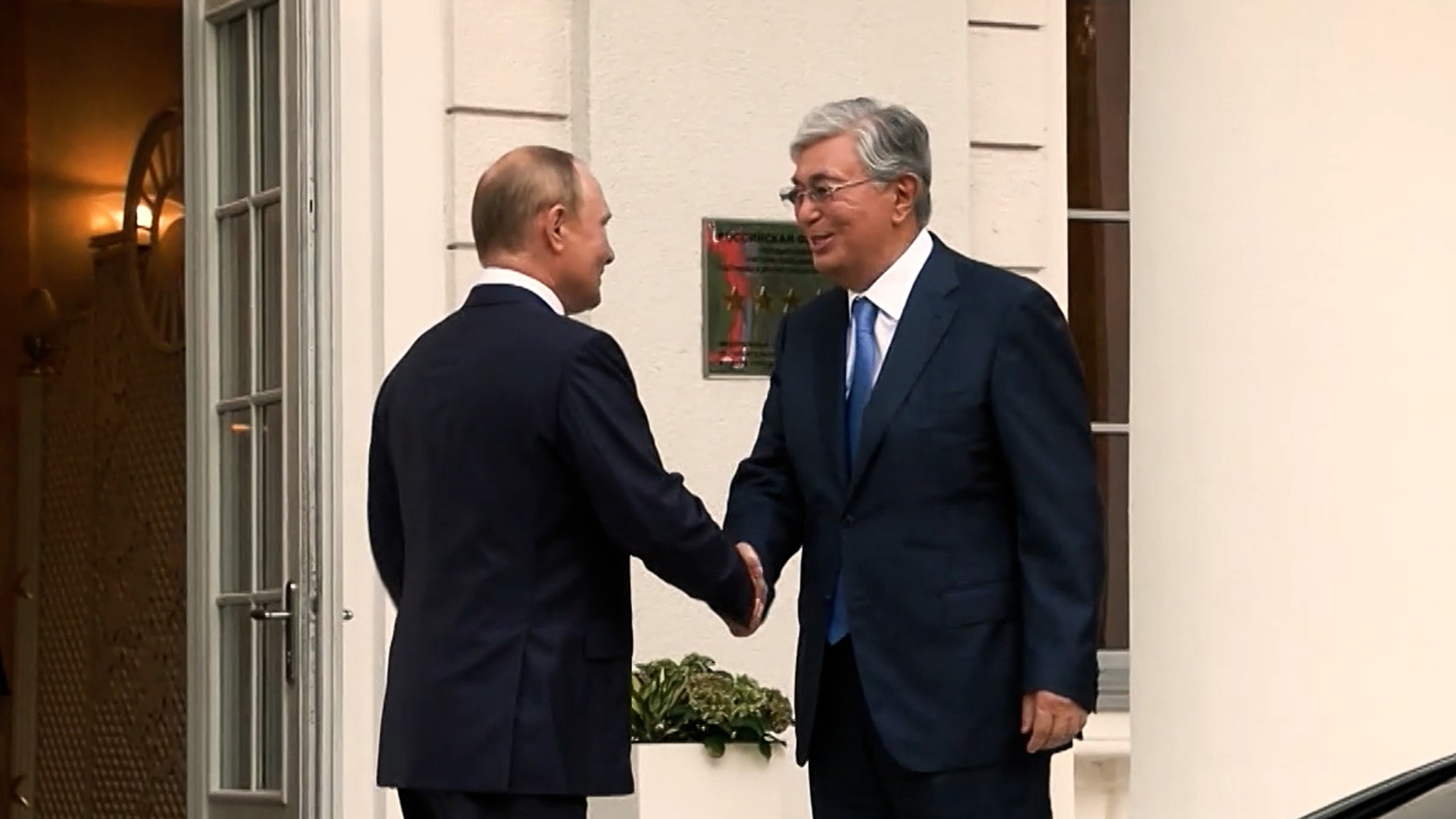 Переговоры Путина и Токаева: что осталось за кадром