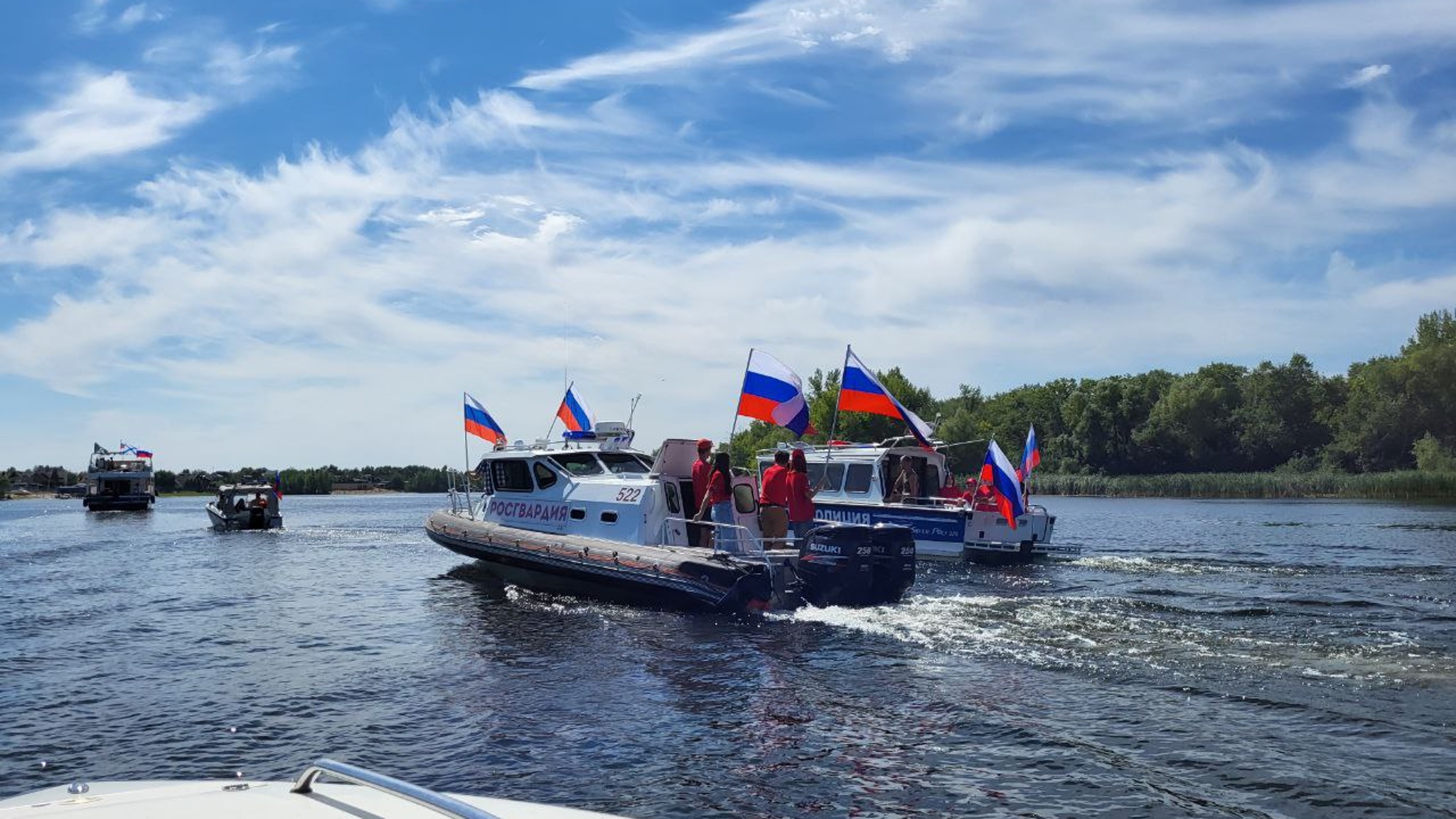 В честь Дня Государственного флага на Волге прошел Парад катеров