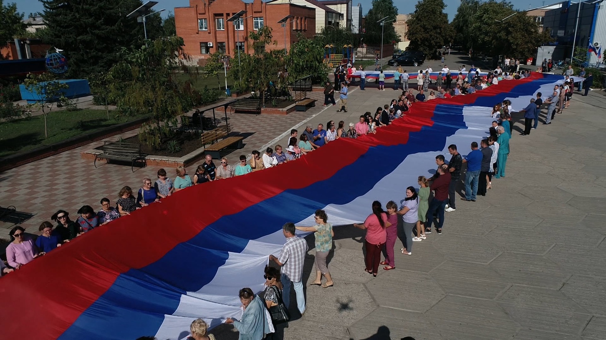 В станице Луганской развернули российский флаг на 300 квадратных метров