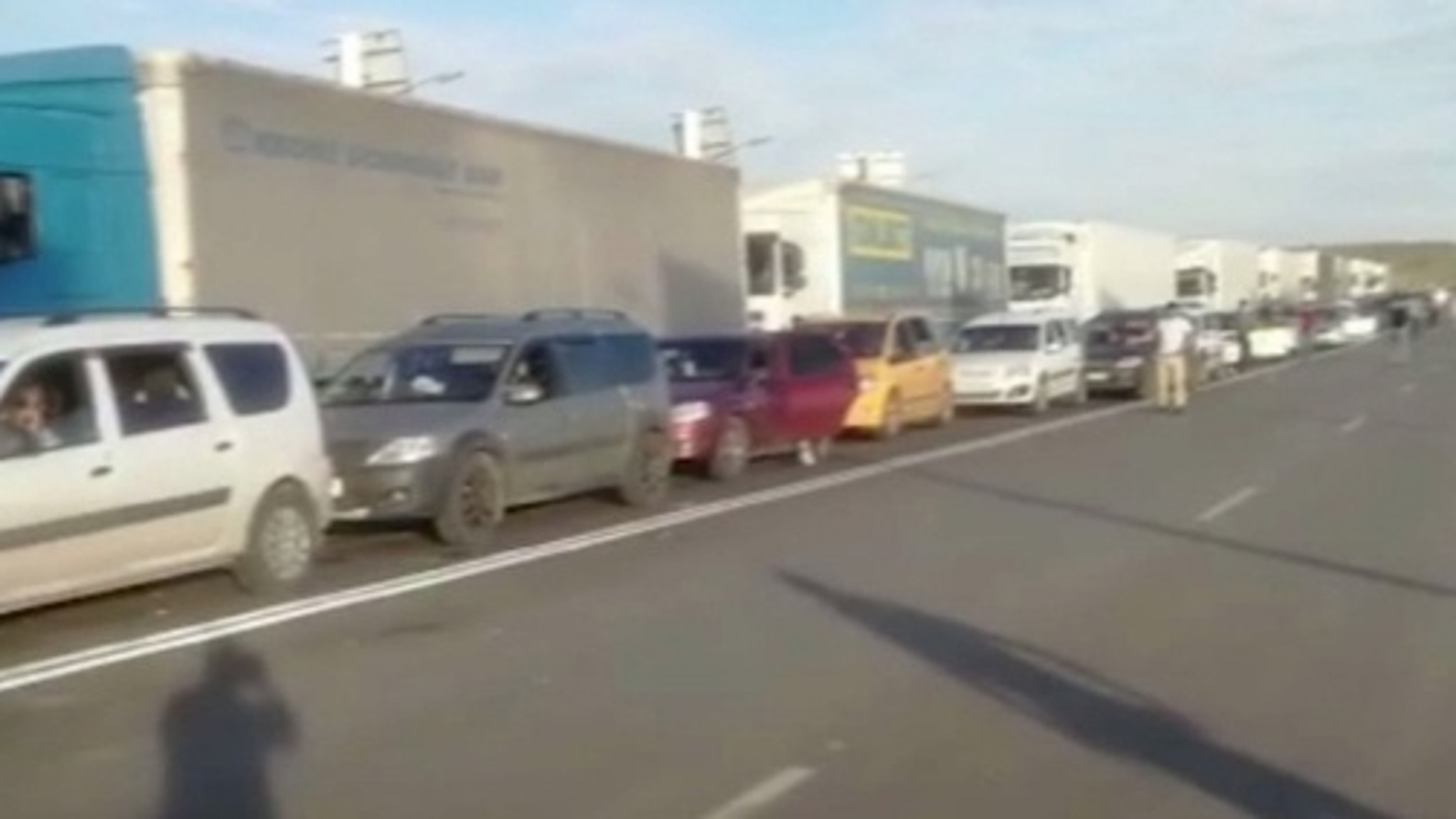 На границе с Казахстаном образовались огромные очереди из автомобилей