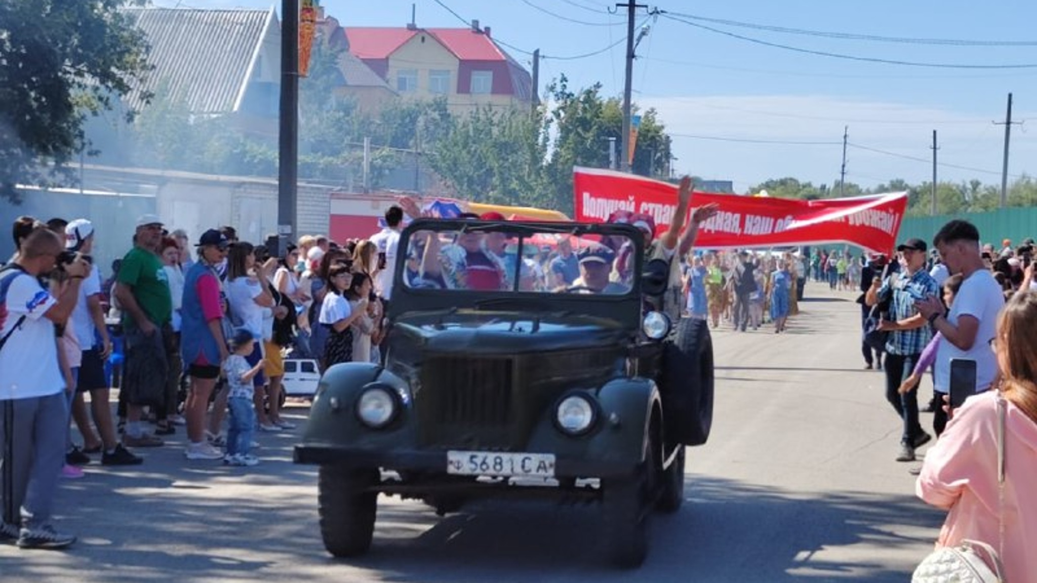 В Марксе прошел парад сельскохозяйственной техники на фестивале "Хлебная пристань"