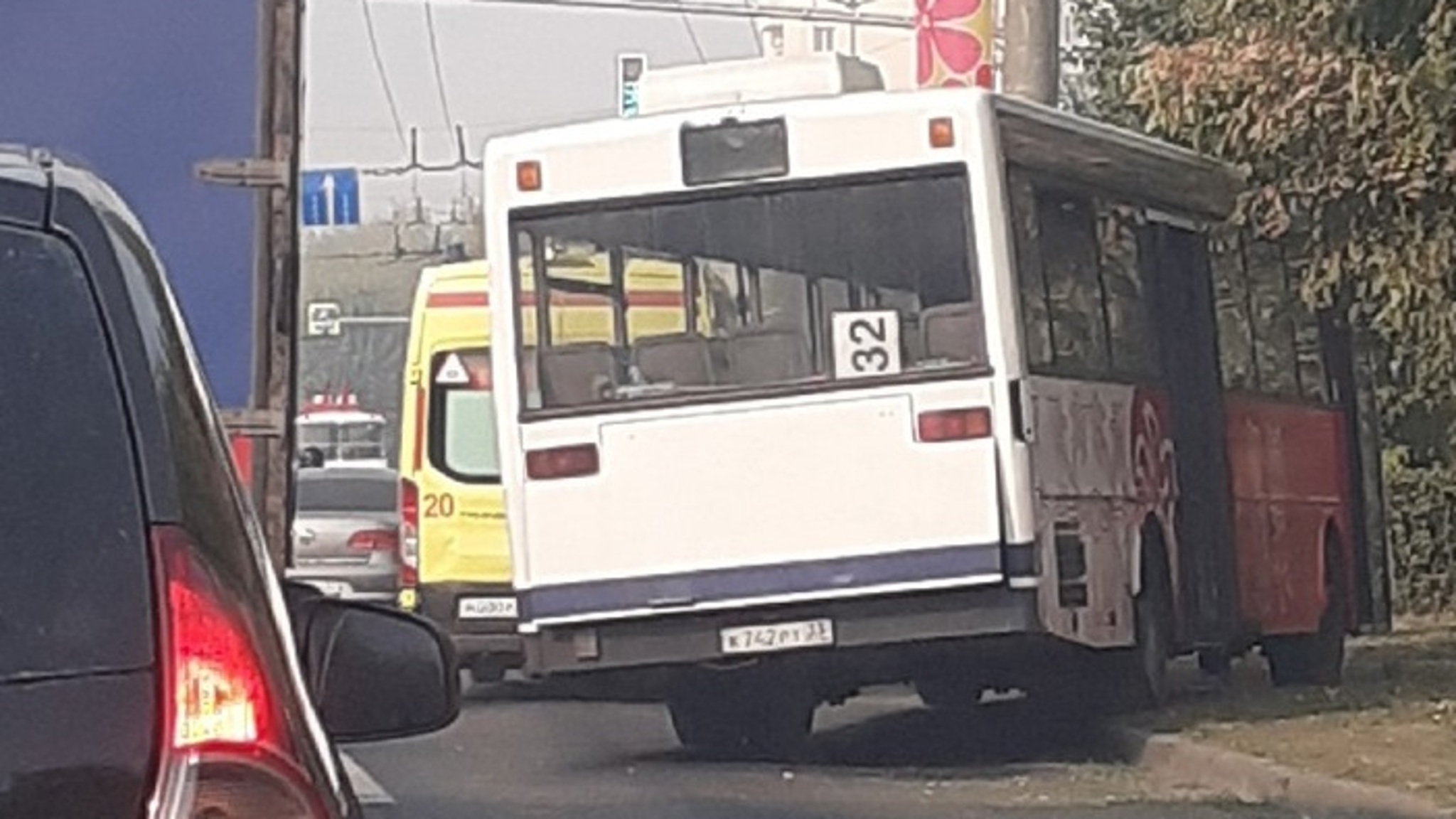 Во Владимире рейсовый автобус вылетел на газон, есть пострадавший