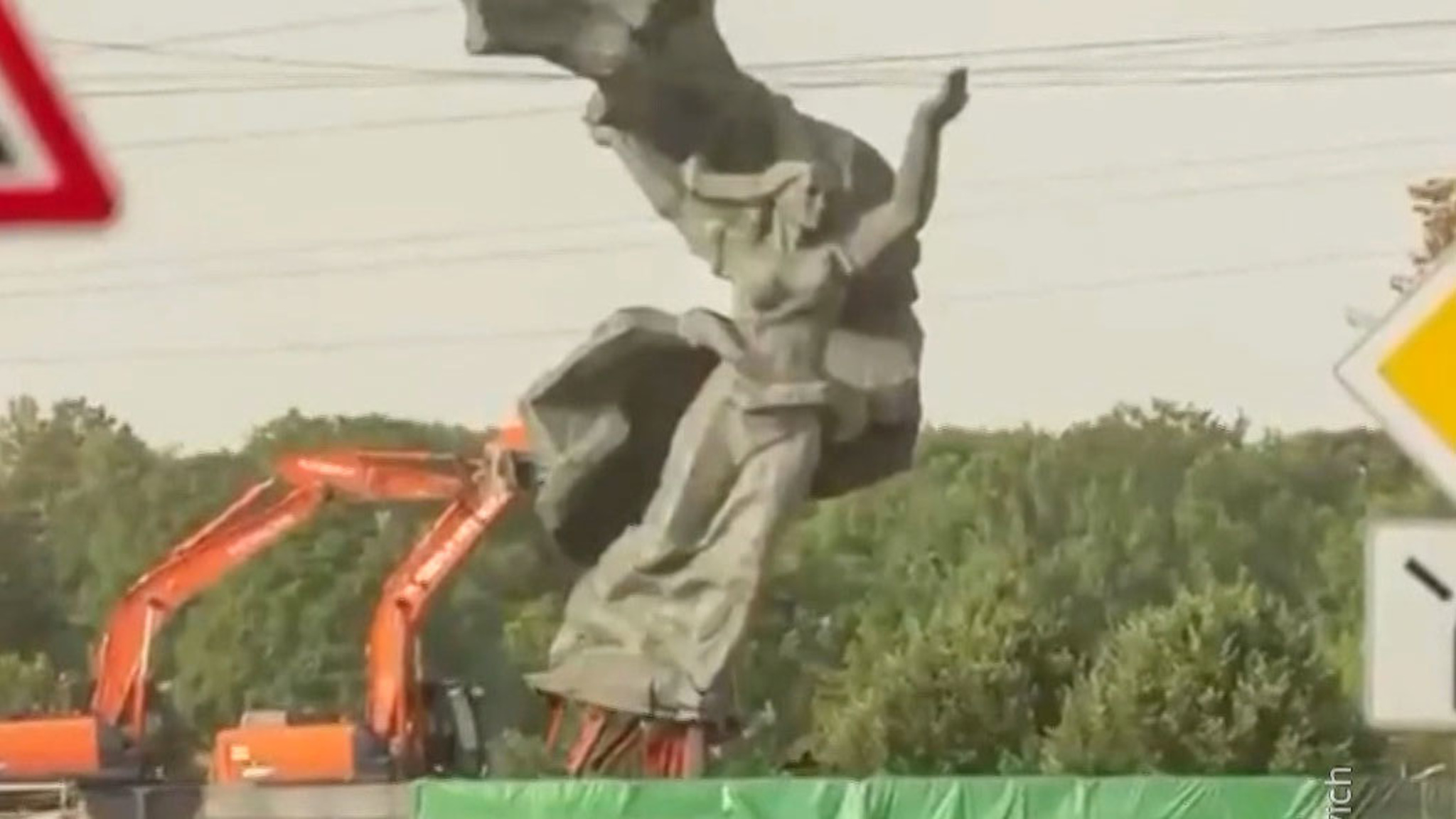 Латвия загнала несогласных на кухни
