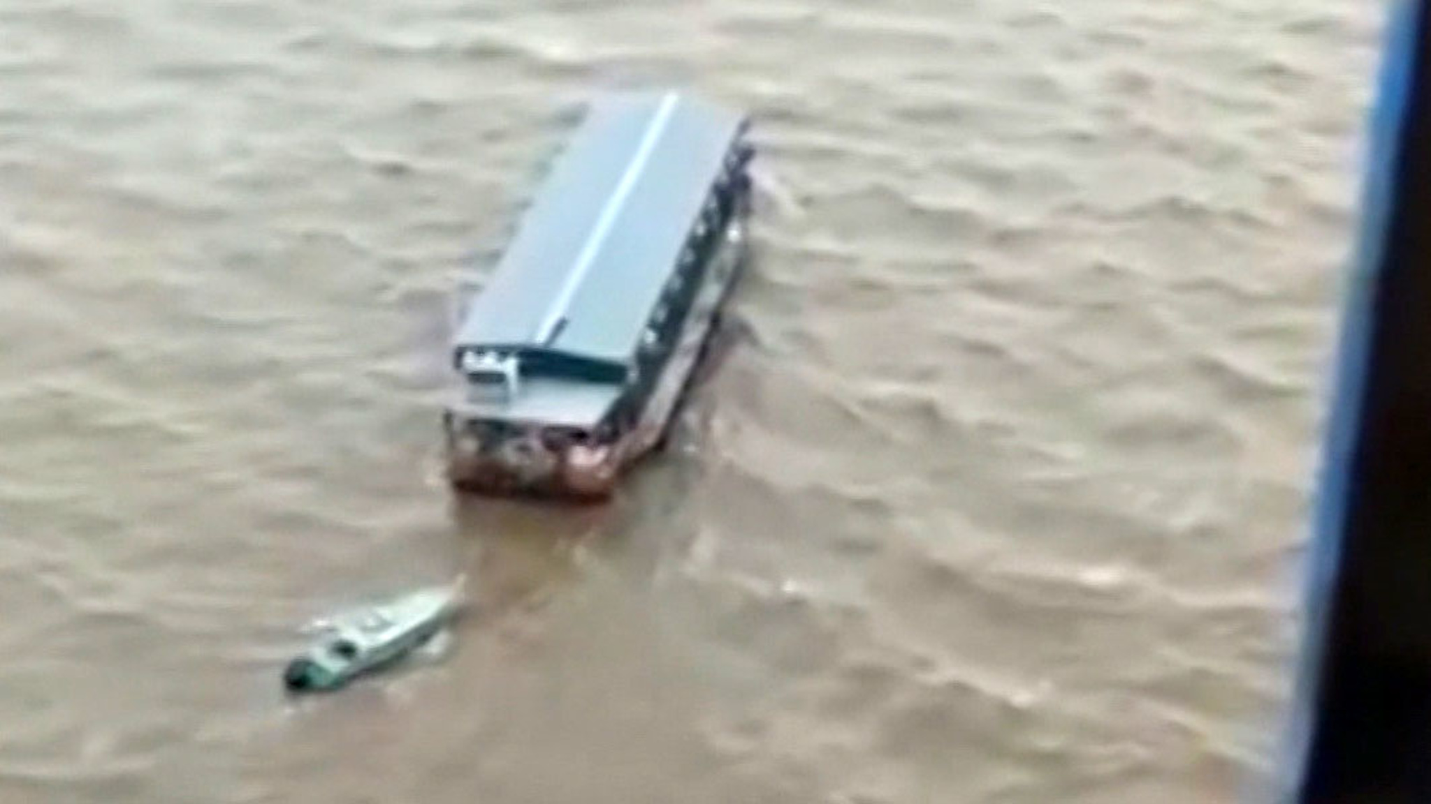 В Хабаровском крае баржи с людьми унесло в море