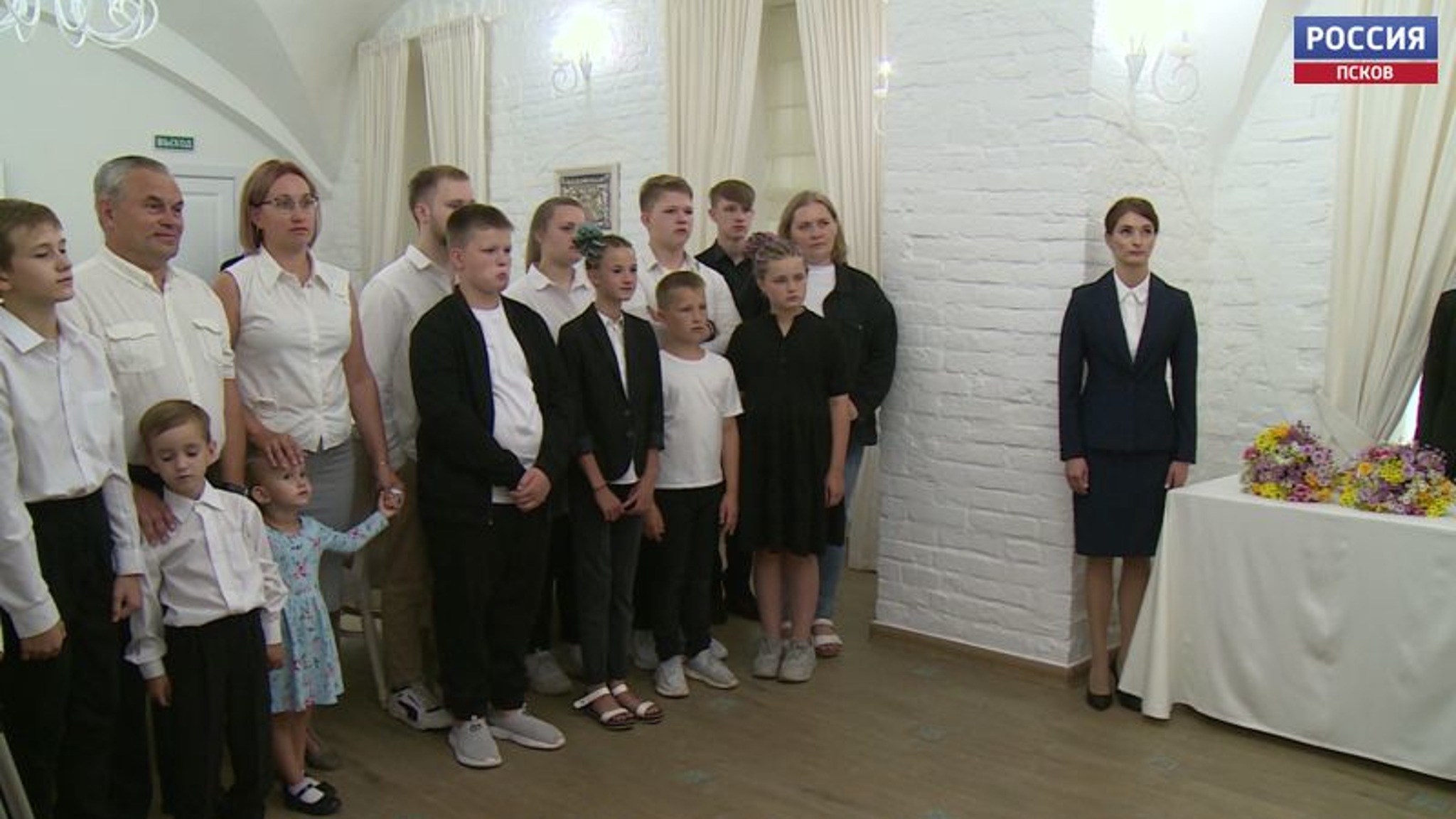 Семьи Семёновых из Пскова и Швайковых из Великолукского района победили в конкурсе "Многодетная семья года"