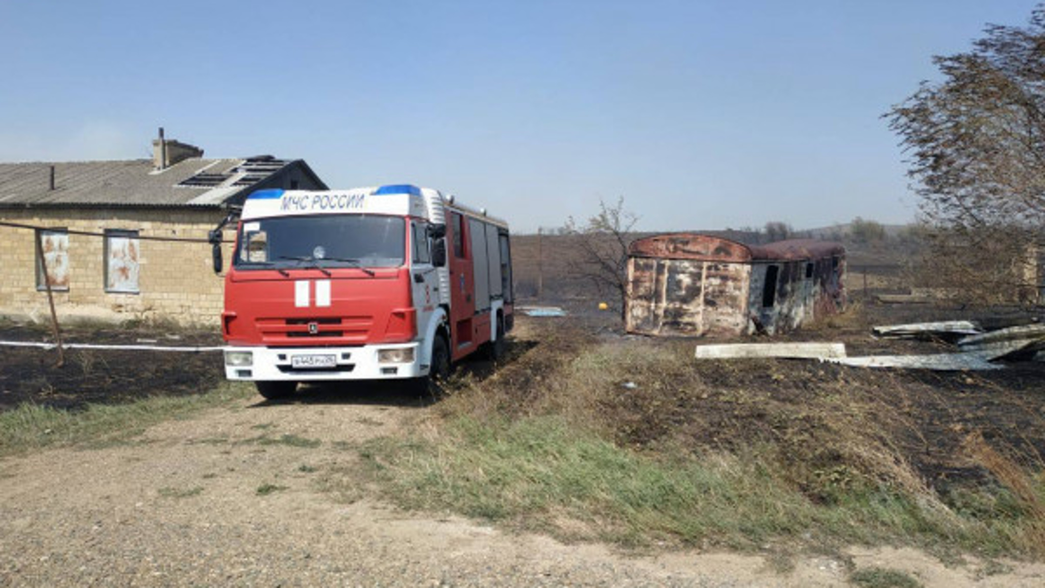 Два жилых дома загорелись в результате крупного пожара под Ставрополем