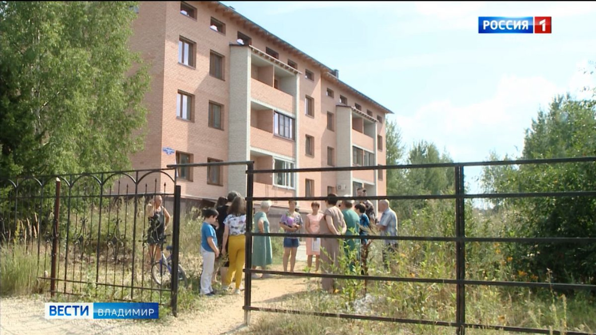 Во Владимире жители Толмачевского проезда огородили железным забором дорогу соседям из новостройки