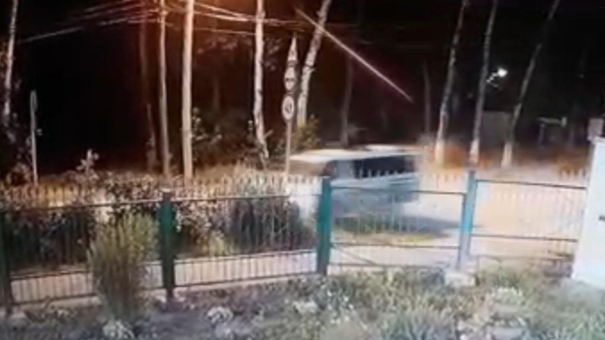 На Сахалине водитель фургона, катая приятеля на крыше, снес знак