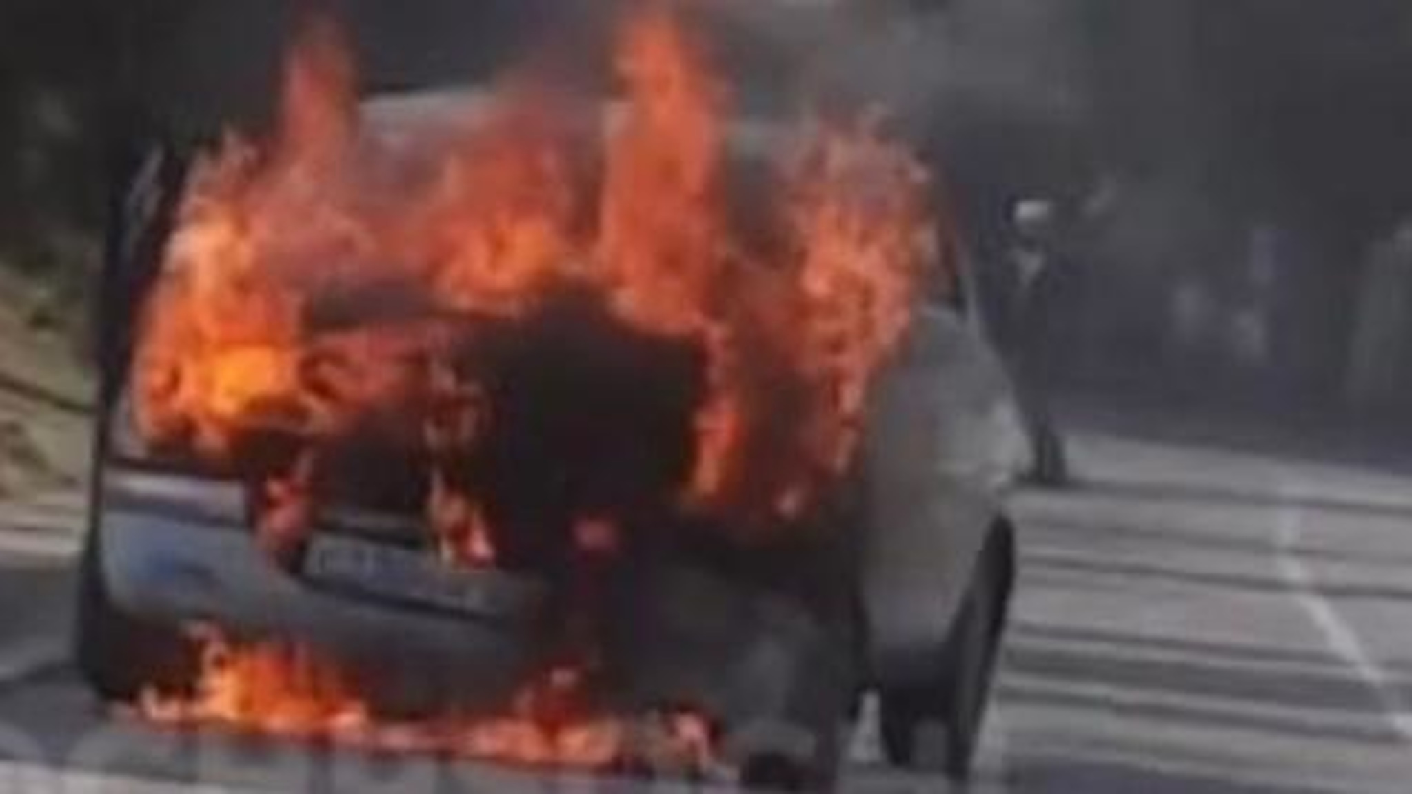 Автомобиль загорелся возле школы в Сочи