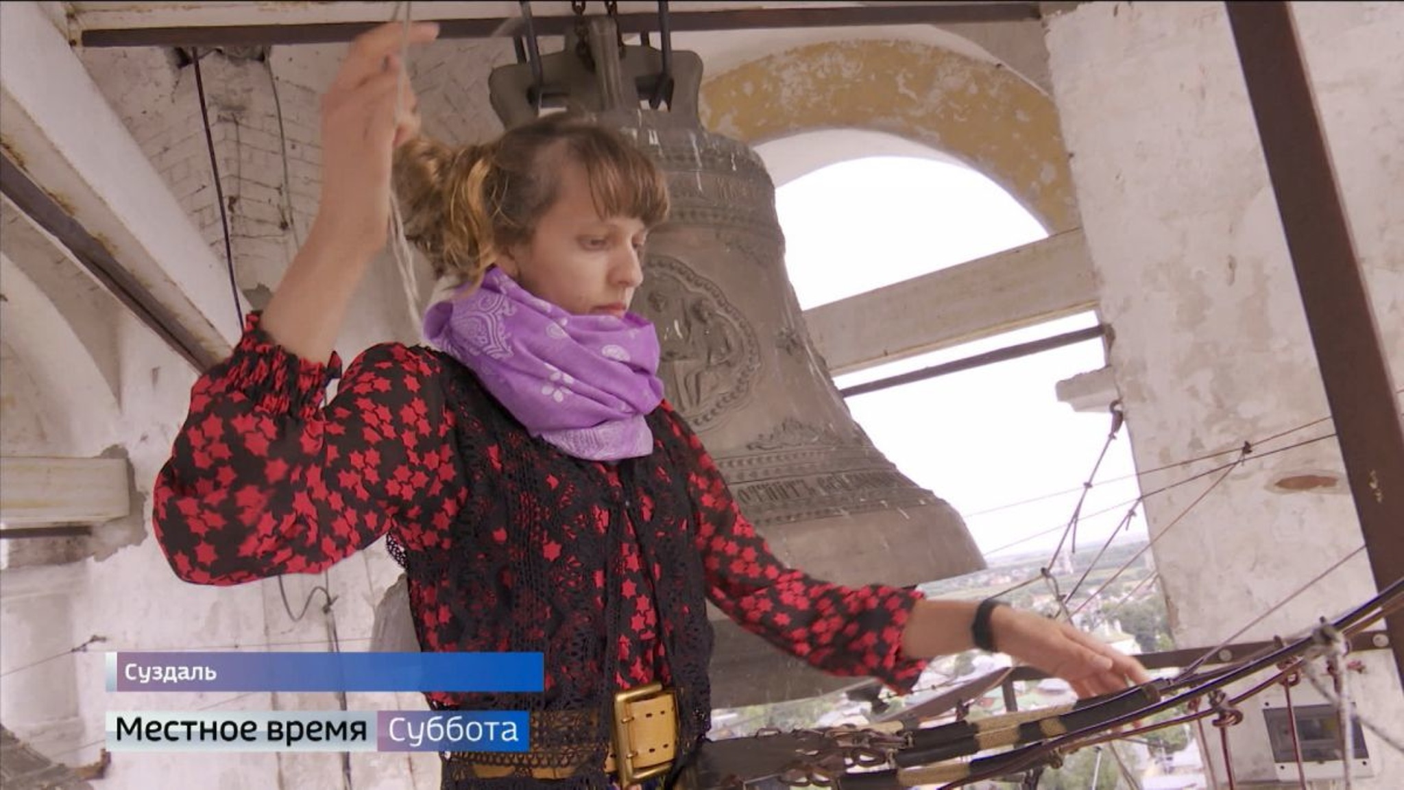 На самой высокой колокольне Суздаля в колокола бьет женщина