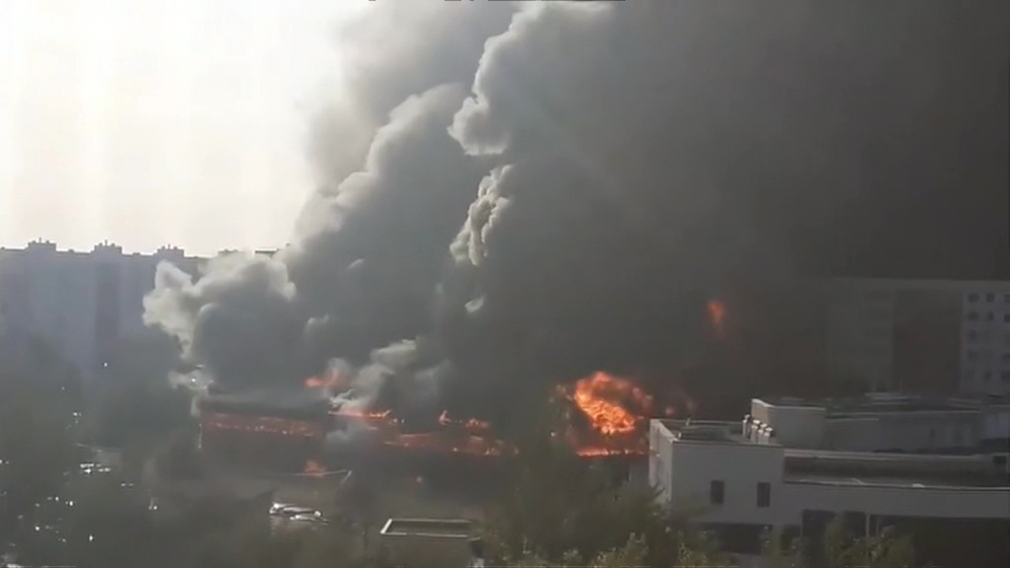 Возникший из искры пожар на рынке в Волжском тушили несколько часов