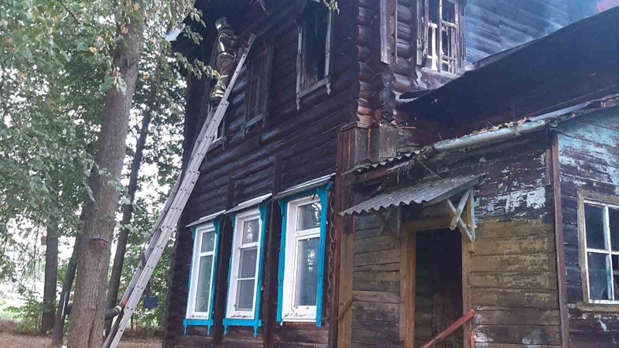 Во Владимирской области ночью загорелся аварийный дом, есть пострадавшие