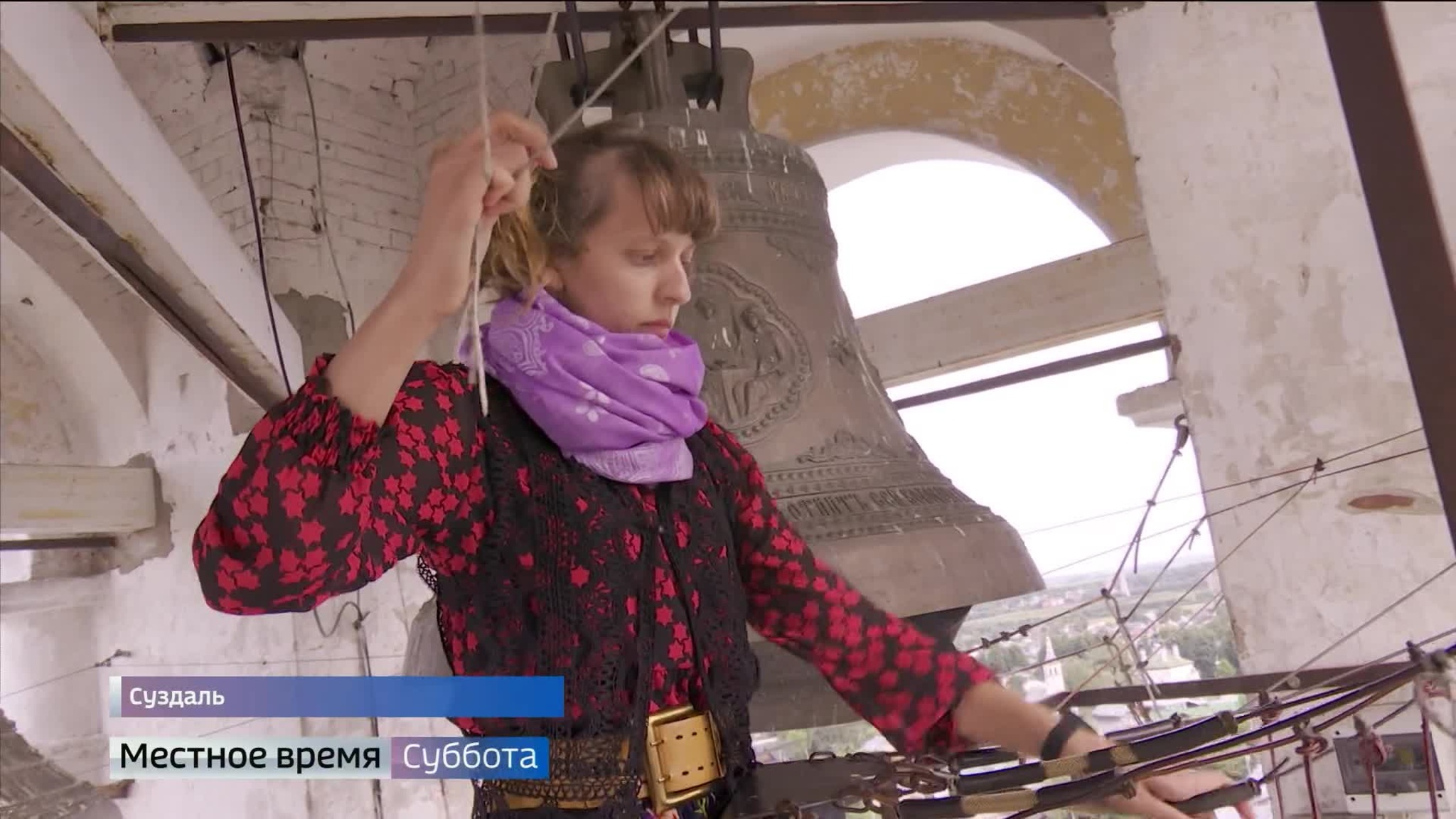 На самой высокой колокольне Суздаля в колокола бьет женщина