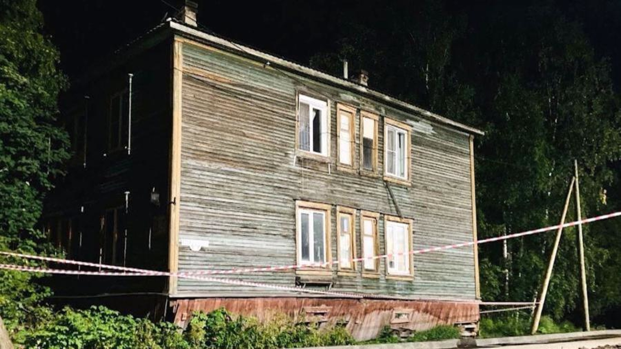 В центре Архангельска очередной аварийный дом сошел со свай