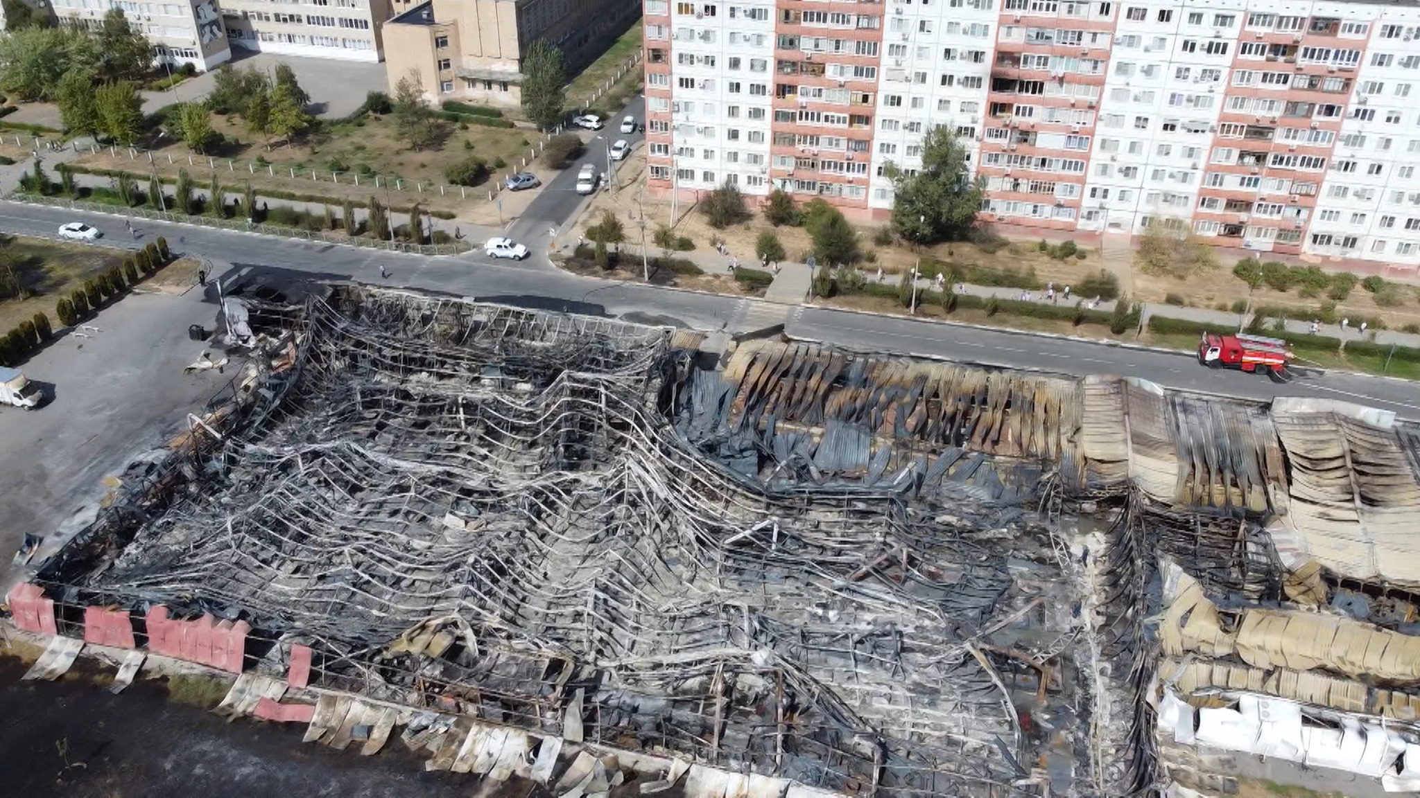 В Волжском оценивают ущерб от мощного пожара на рынке