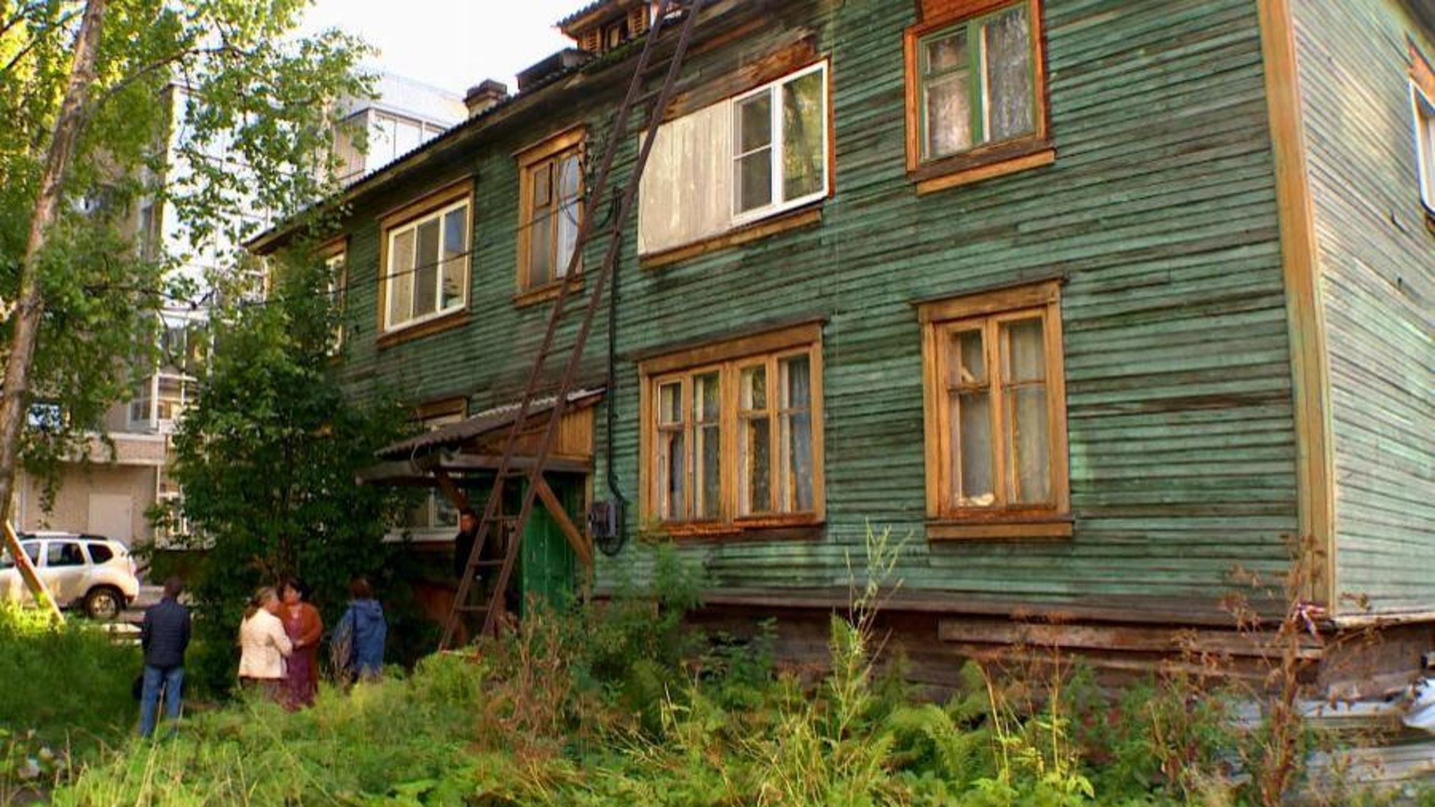 Жильцы аварийного деревянного дома на улице Романа Куликова в Архангельске отказываются покидать свои квартиры