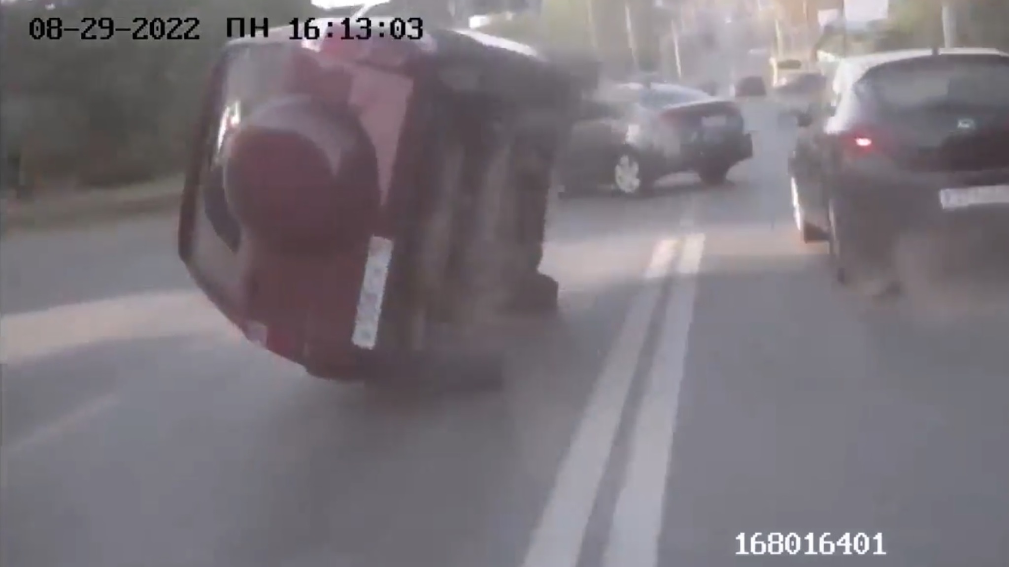 В Ижевске уходящая от погони иномарка попала в ДТП и опрокинулась