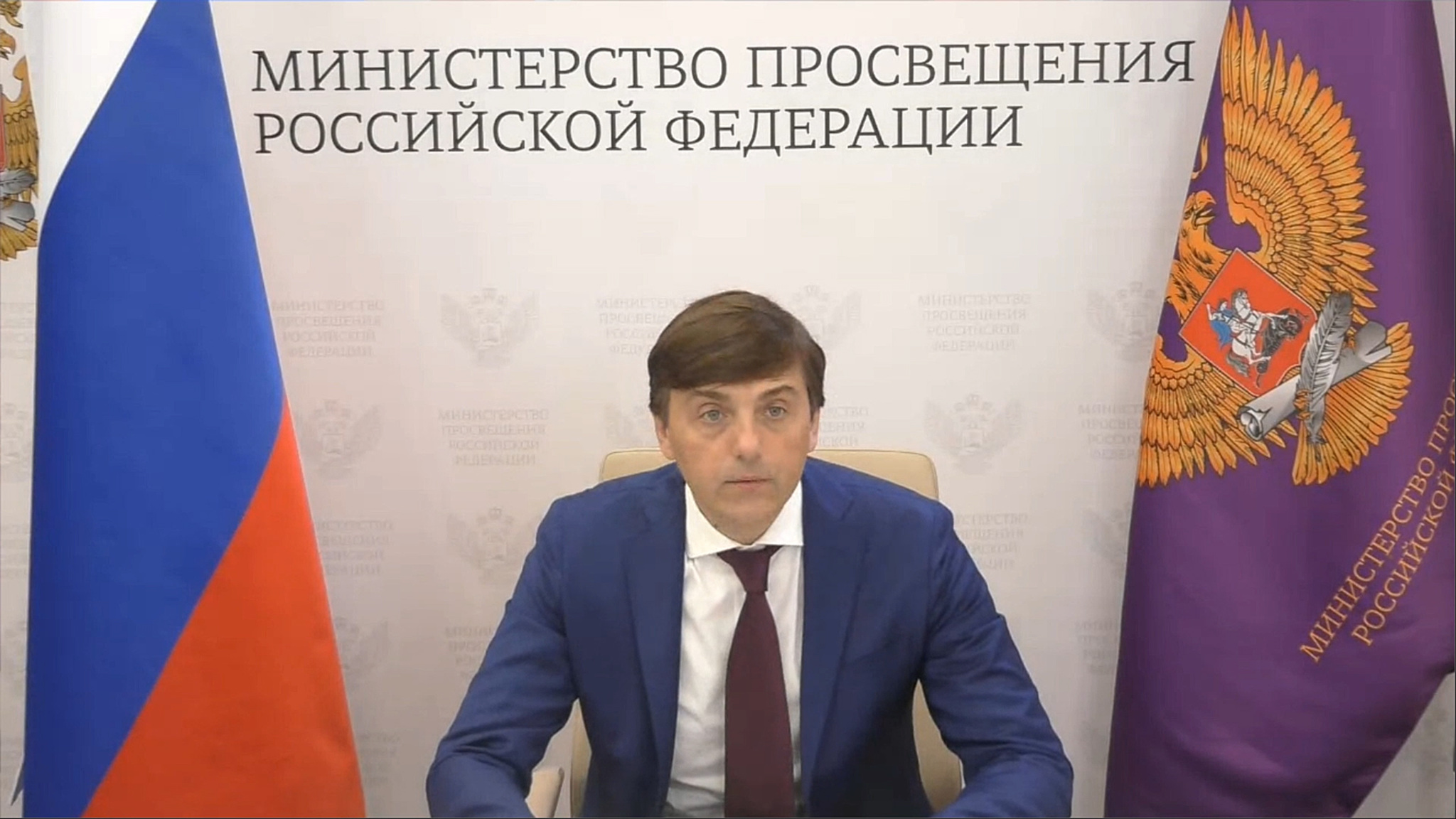Минпросвещения запретило использование телефонов на уроках в школах
