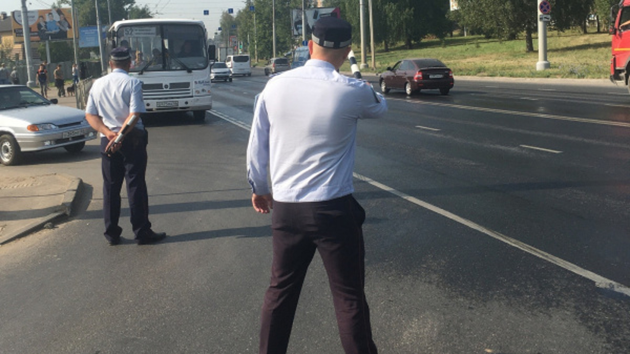 Полицейские в Костроме сняли с рейса автобус с порезанной шиной