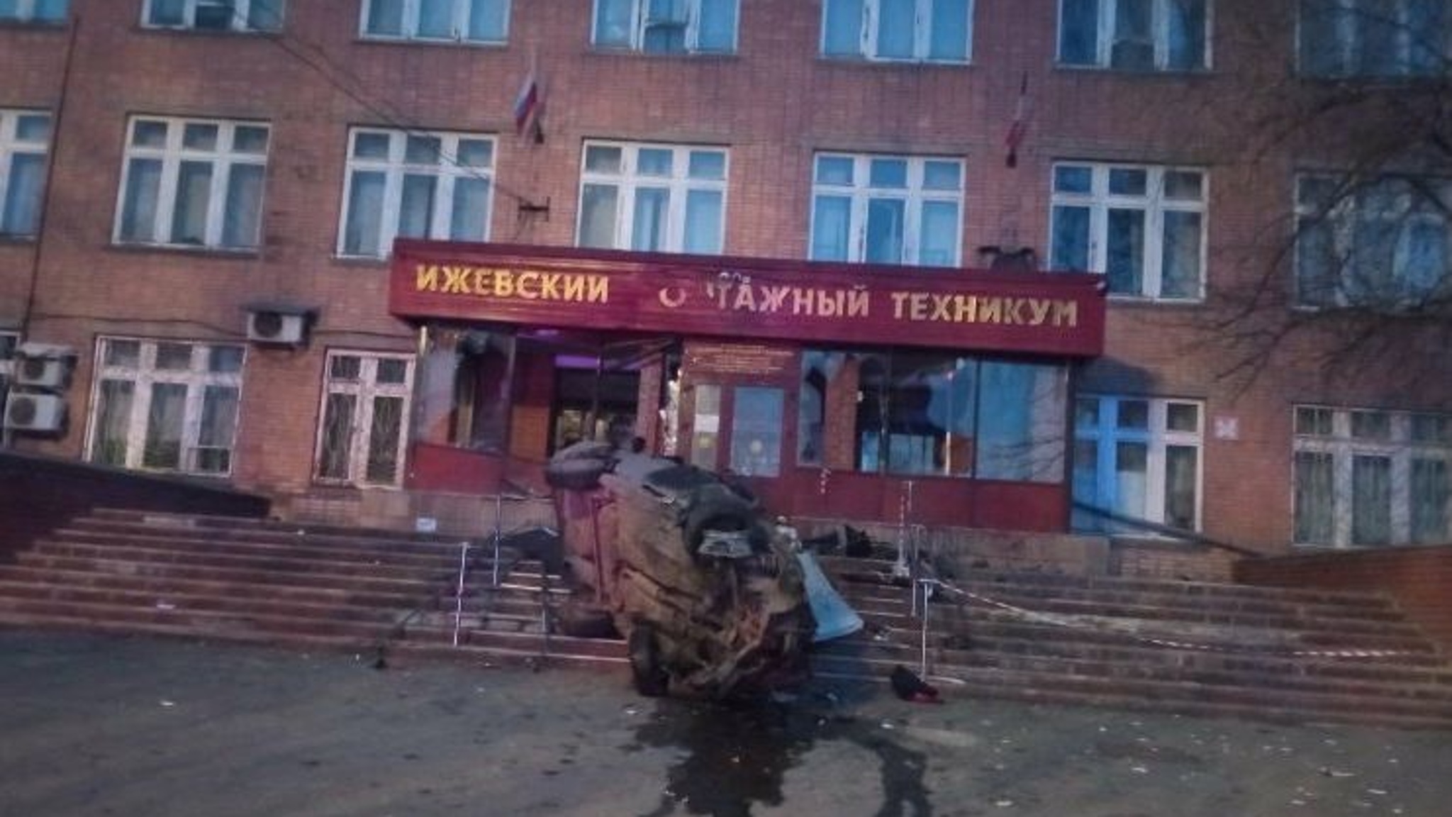 Протаранивший крыльцо техникума 18-летний водитель предстанет перед судом в Ижевске
