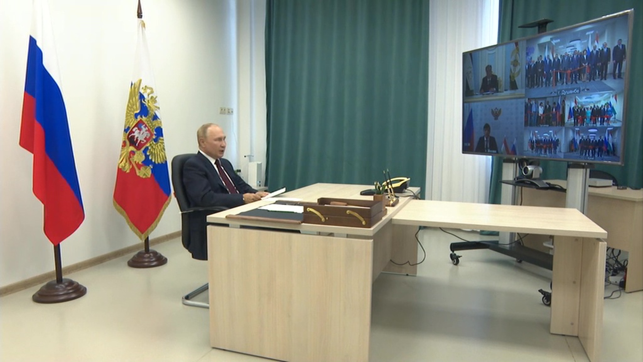 Путин принял участие в церемонии открытия русских школ в Таджикистане
