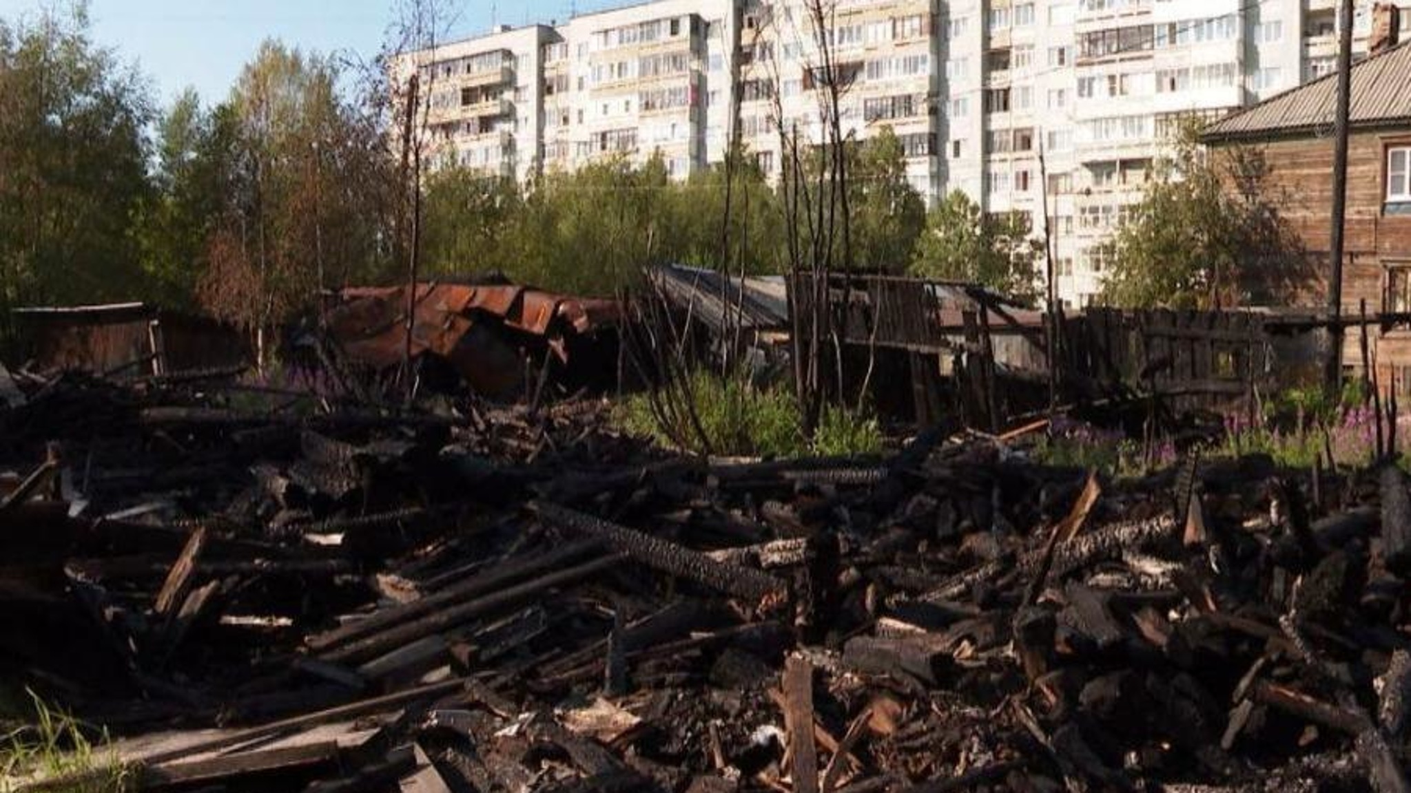 Жители деревянных домов на Гагарина в Архангельске из-за пожара остались без сараев и дров