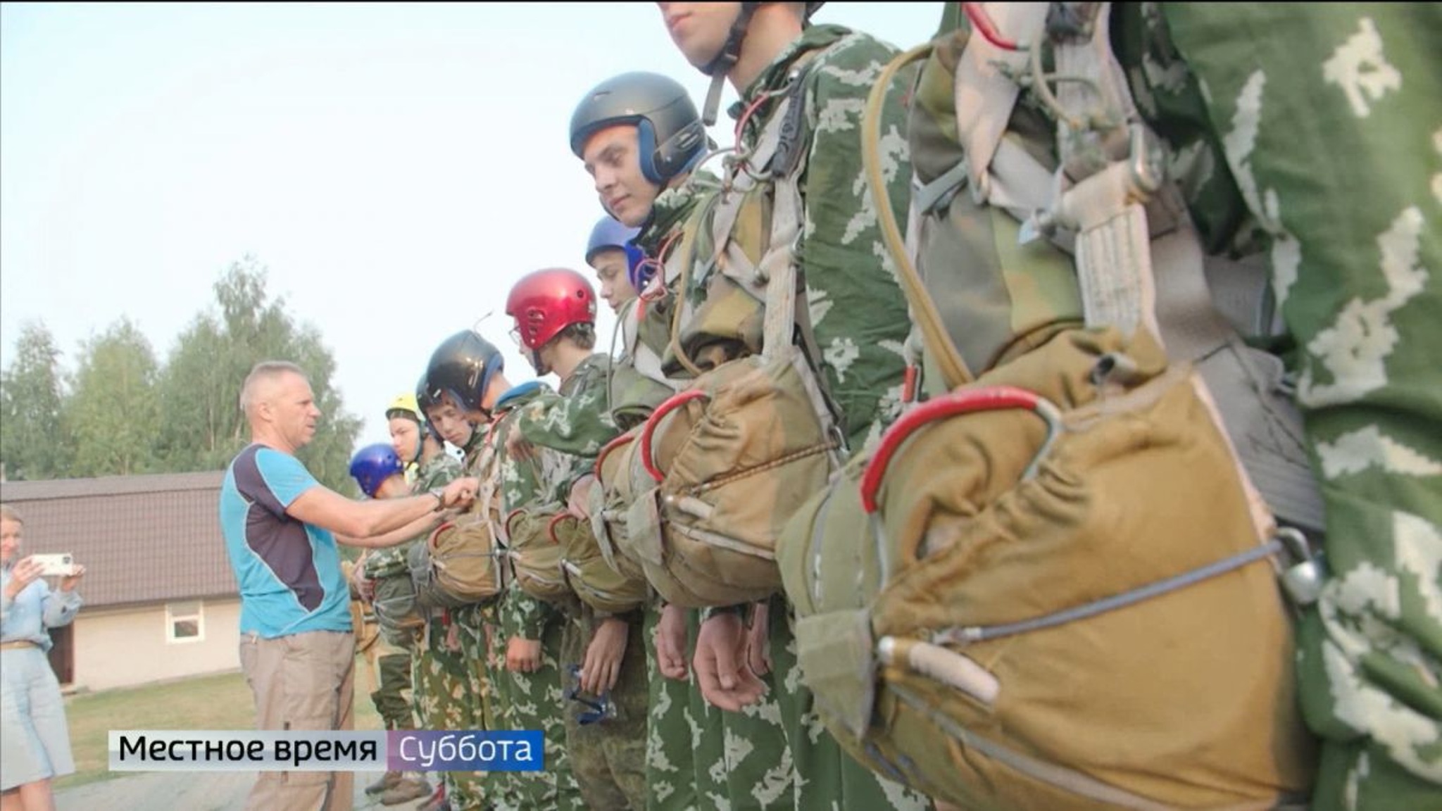 Участники военно-патриотического лагеря Владимирской области совершили свой первый парашютный прыжок