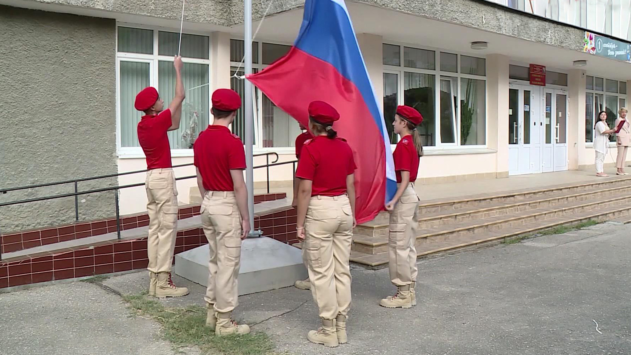 "Разговоры о важном" будут начинаться с поднятия флага и пения гимна