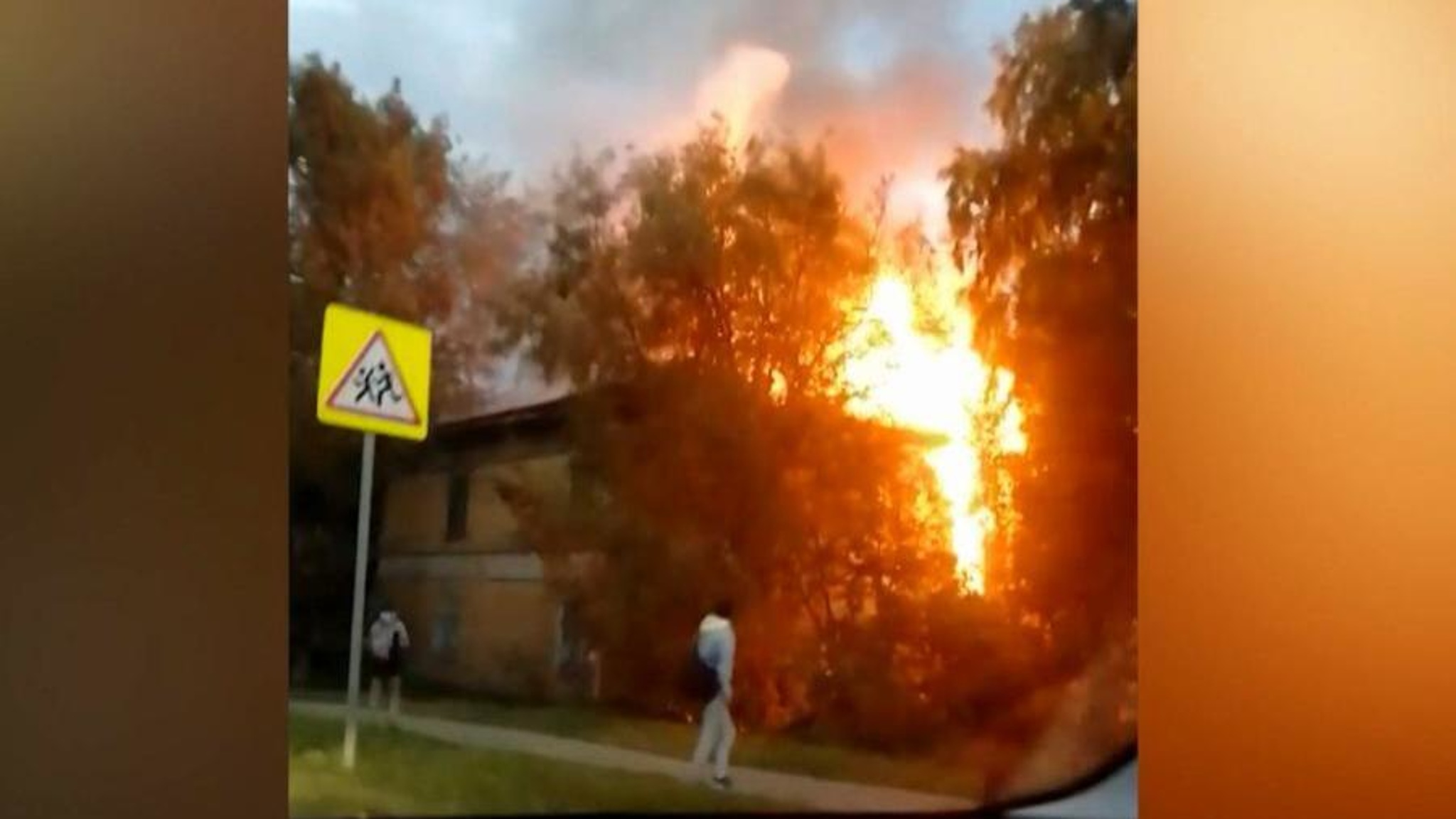 В центре Архангельска накануне горел нежилой двухэтажный дом на проспекте Ломоносова, 33