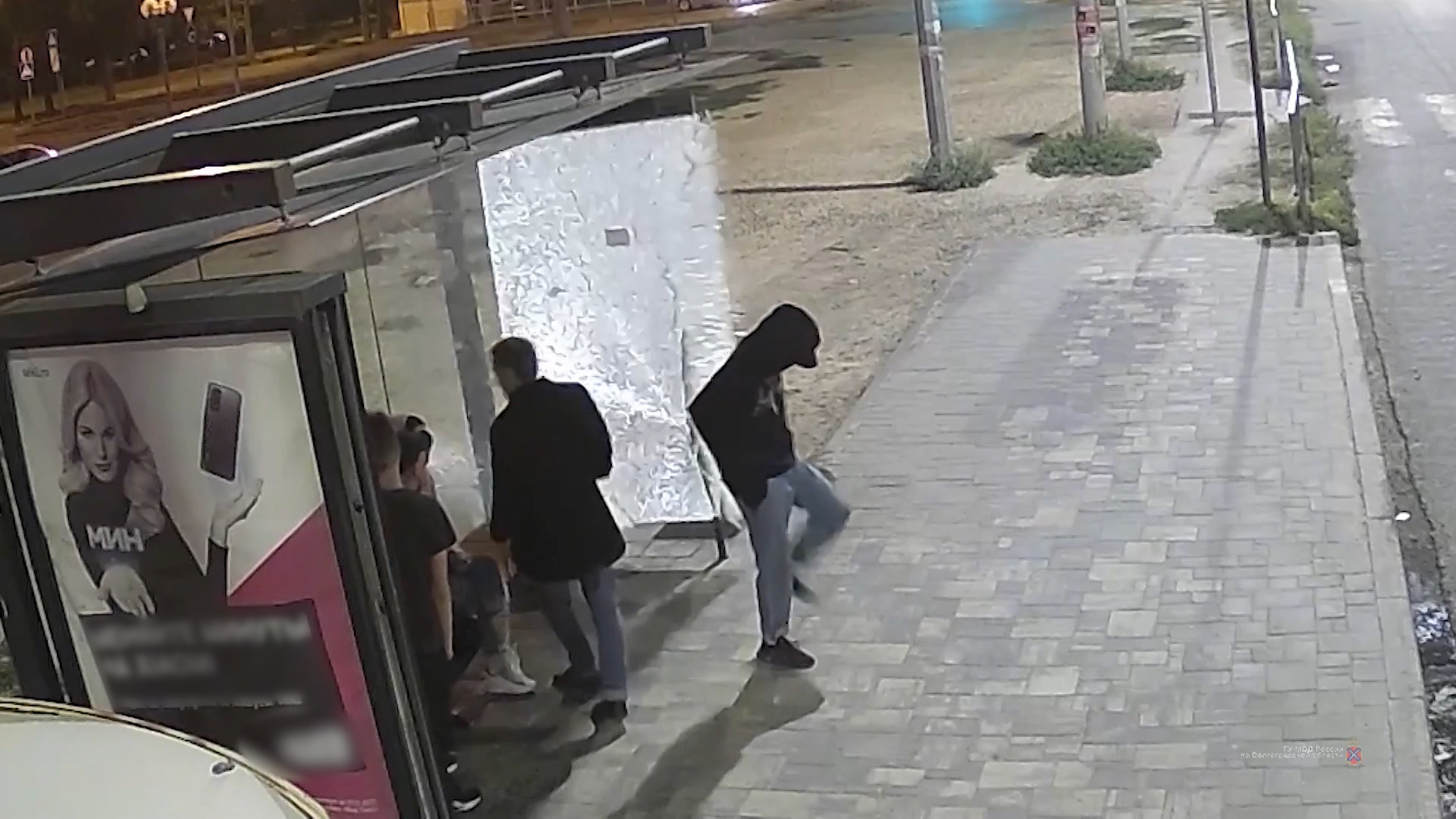 В Волгограде молодые люди разбили стекло остановки