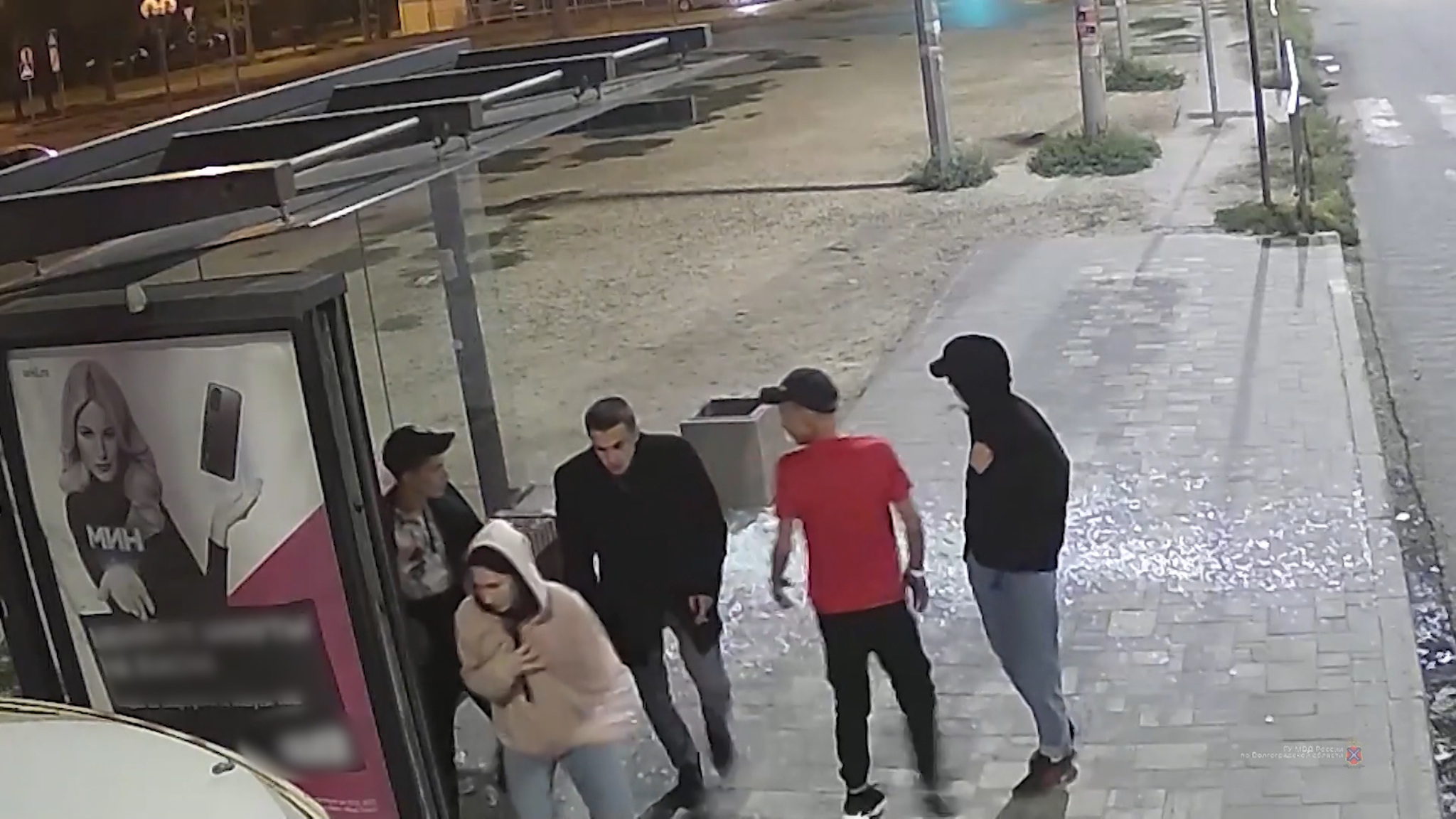 В Волгограде злоумышленники повредили остановочный павильон