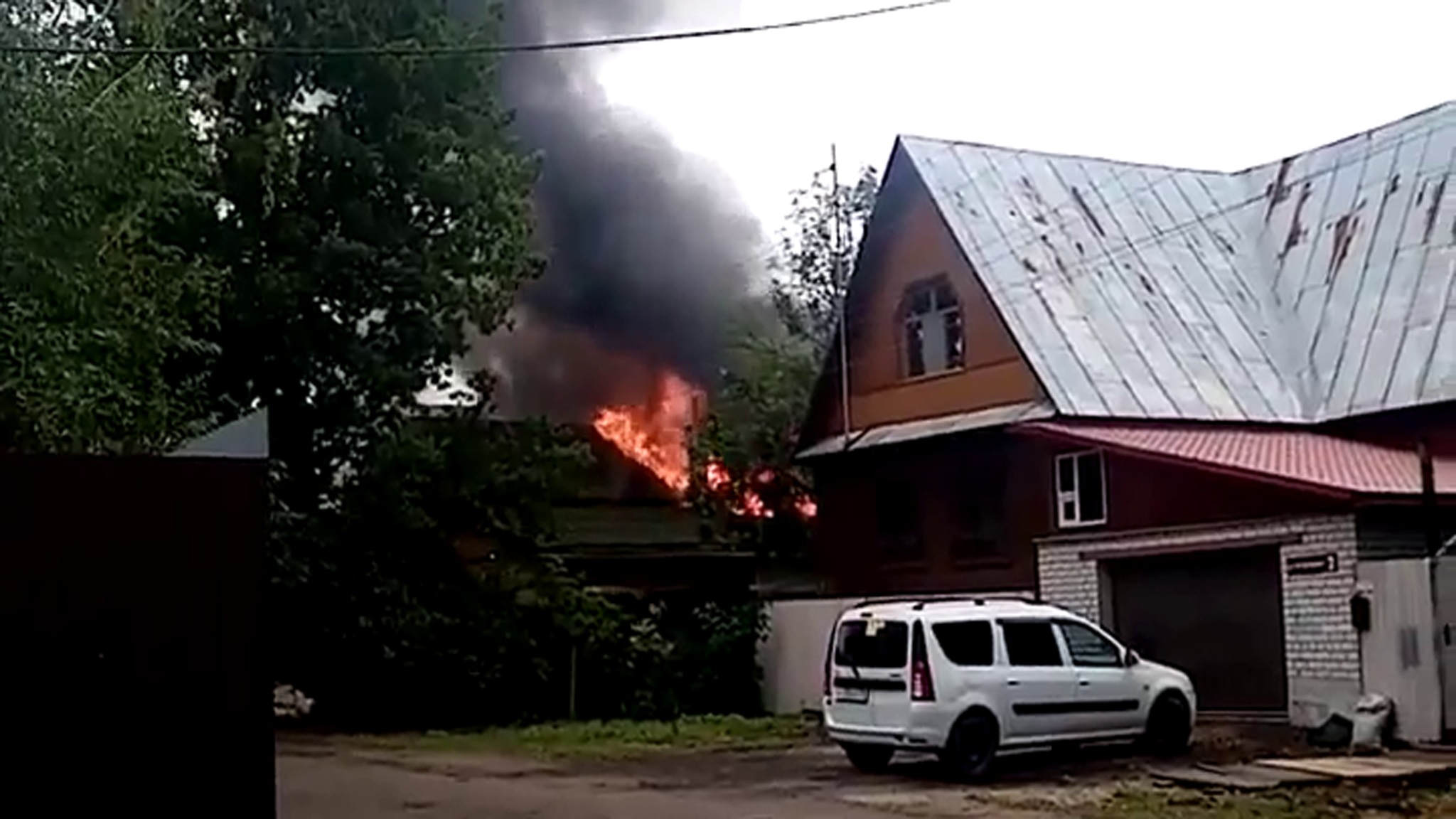 В Ярославле произошел пожар в частном двухэтажном доме