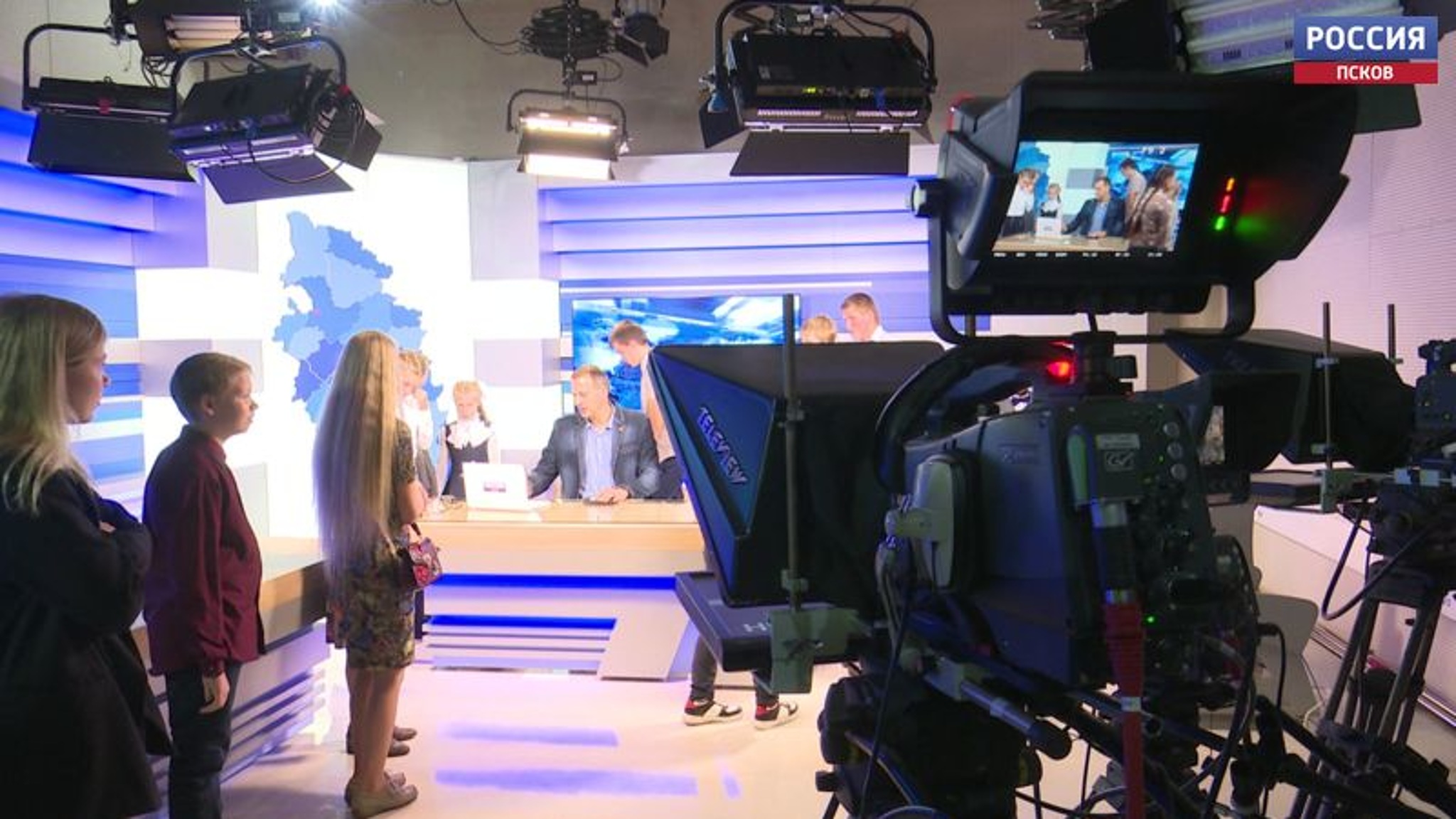 Финалисты конкурса "Моя мечта" прошлись с экскурсией по телецентру и окунулись в мир интервью и прямых эфиров