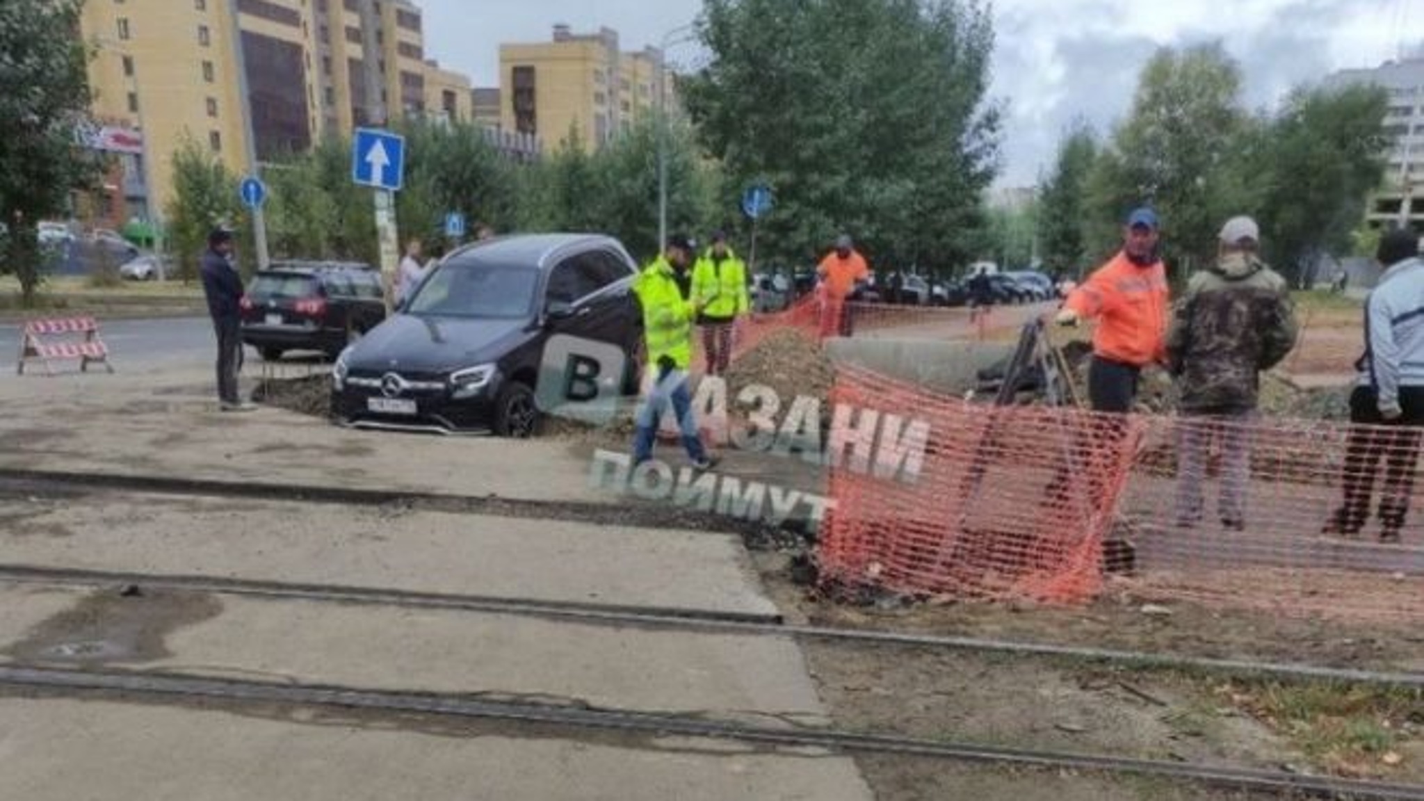 В Казани иномарка провалилась в неогороженную траншею