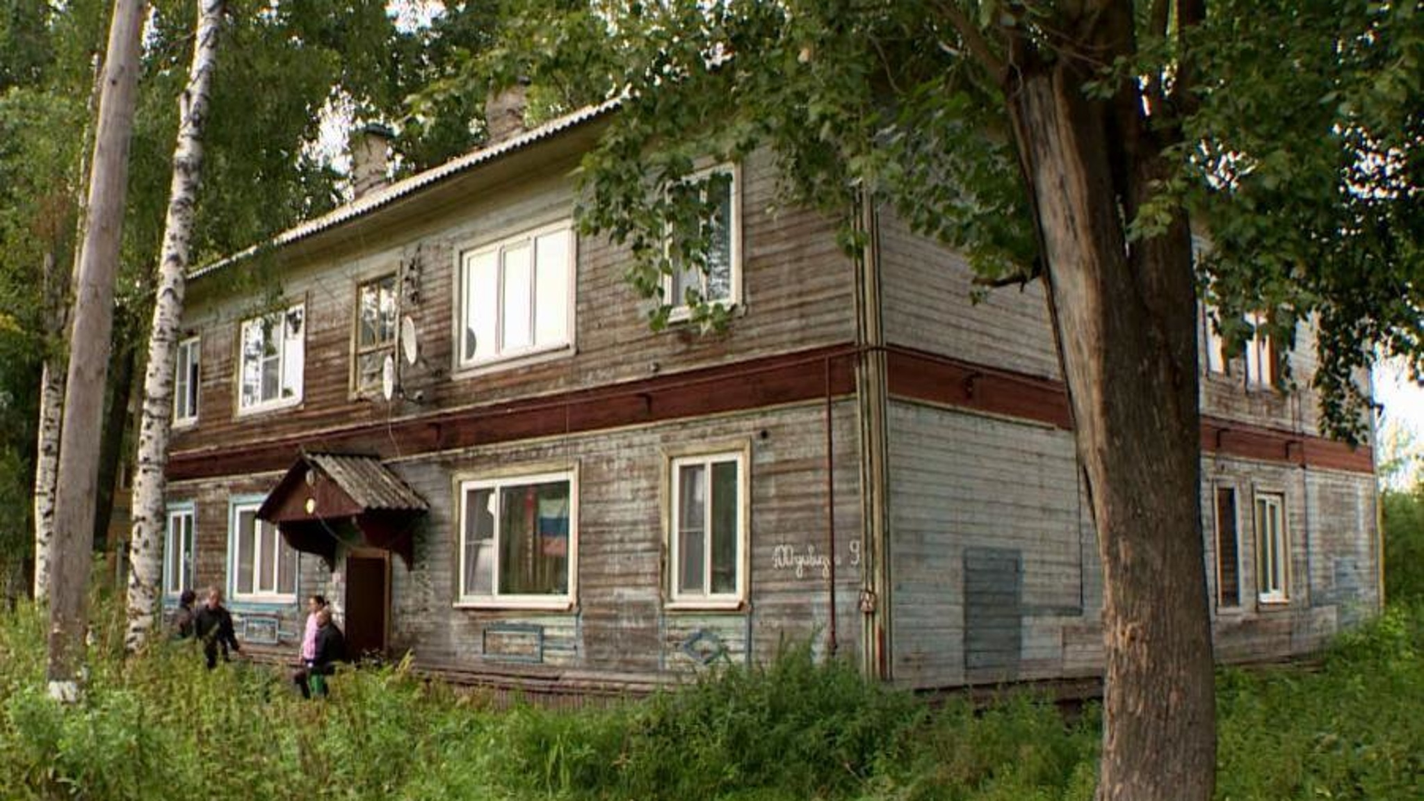 Жильцы дома на улице 100-й дивизии в Архангельске жалуются на невыносимые бытовые условия