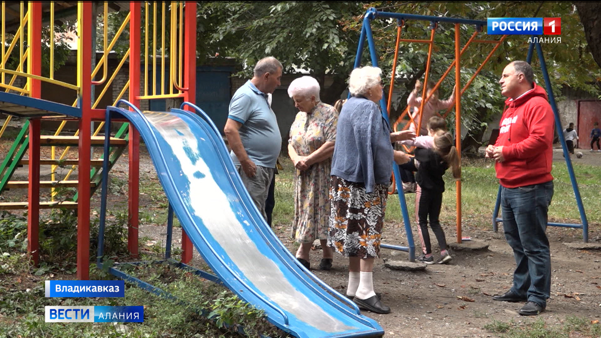 Представители Народного фронта проверили состояние детских площадок во Владикавказе