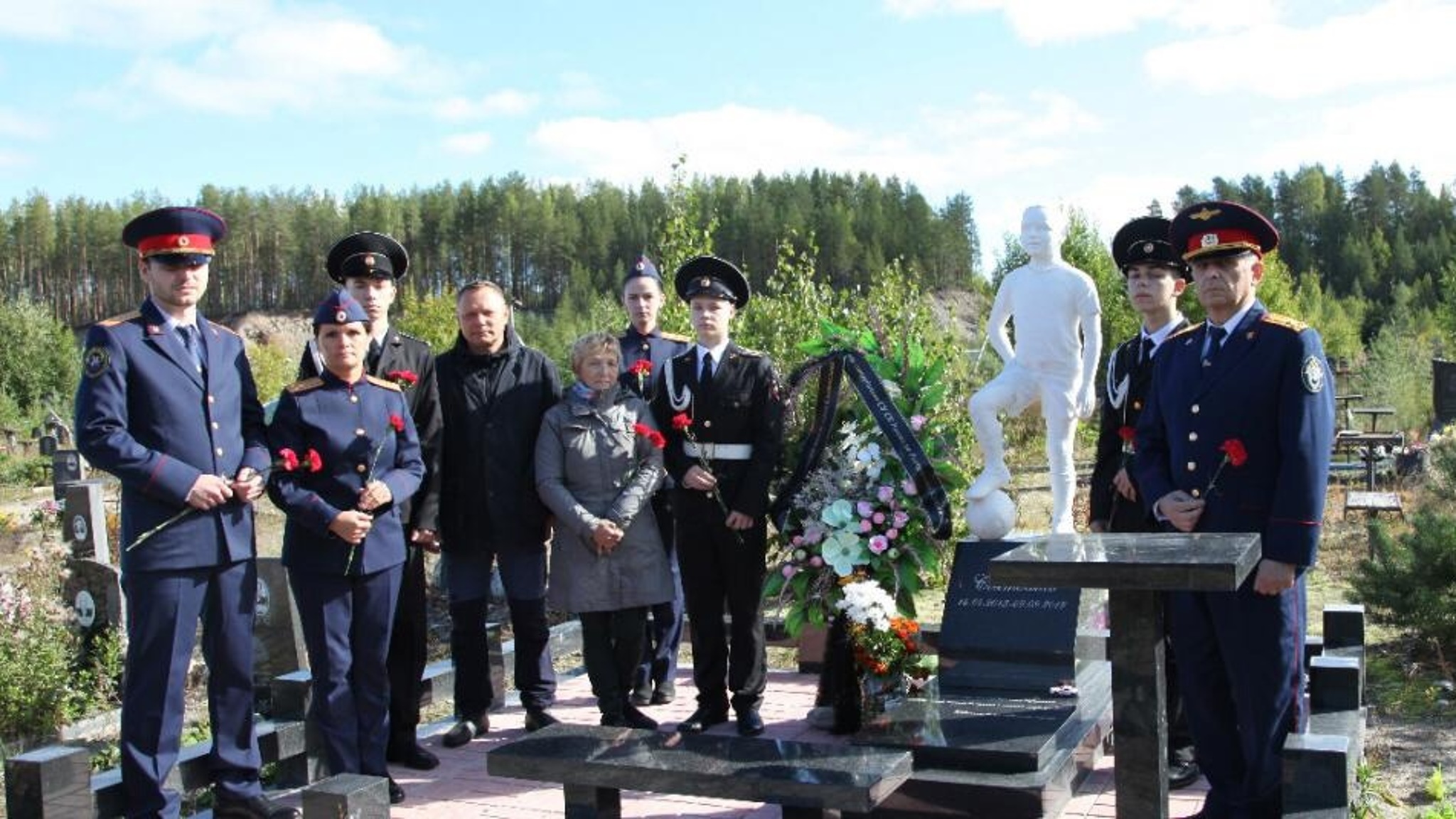 В Карелии открыли памятник мальчику, погибшему при спасении человека