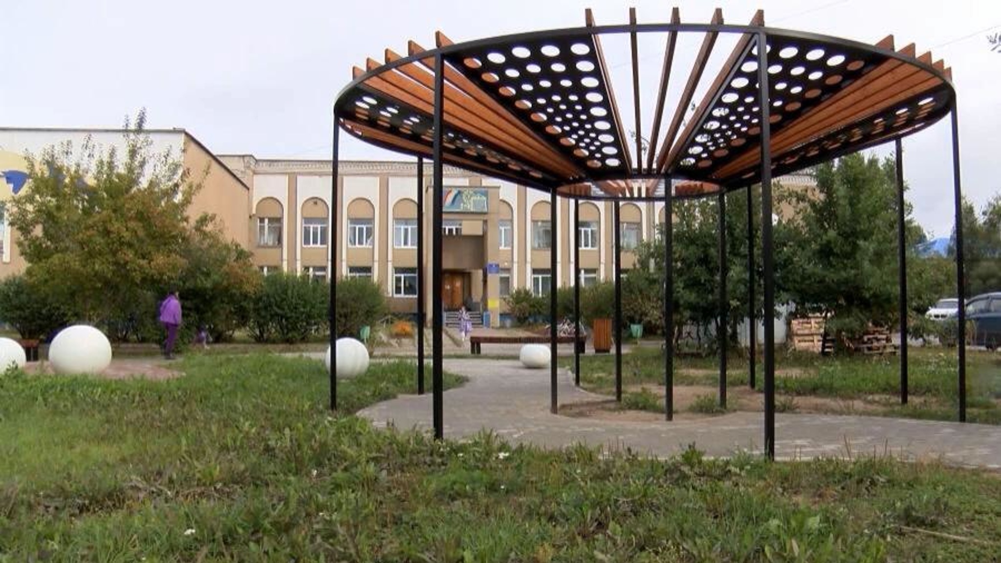 В Котласе завершилось благоустройство территории у школы искусств "Гамма"