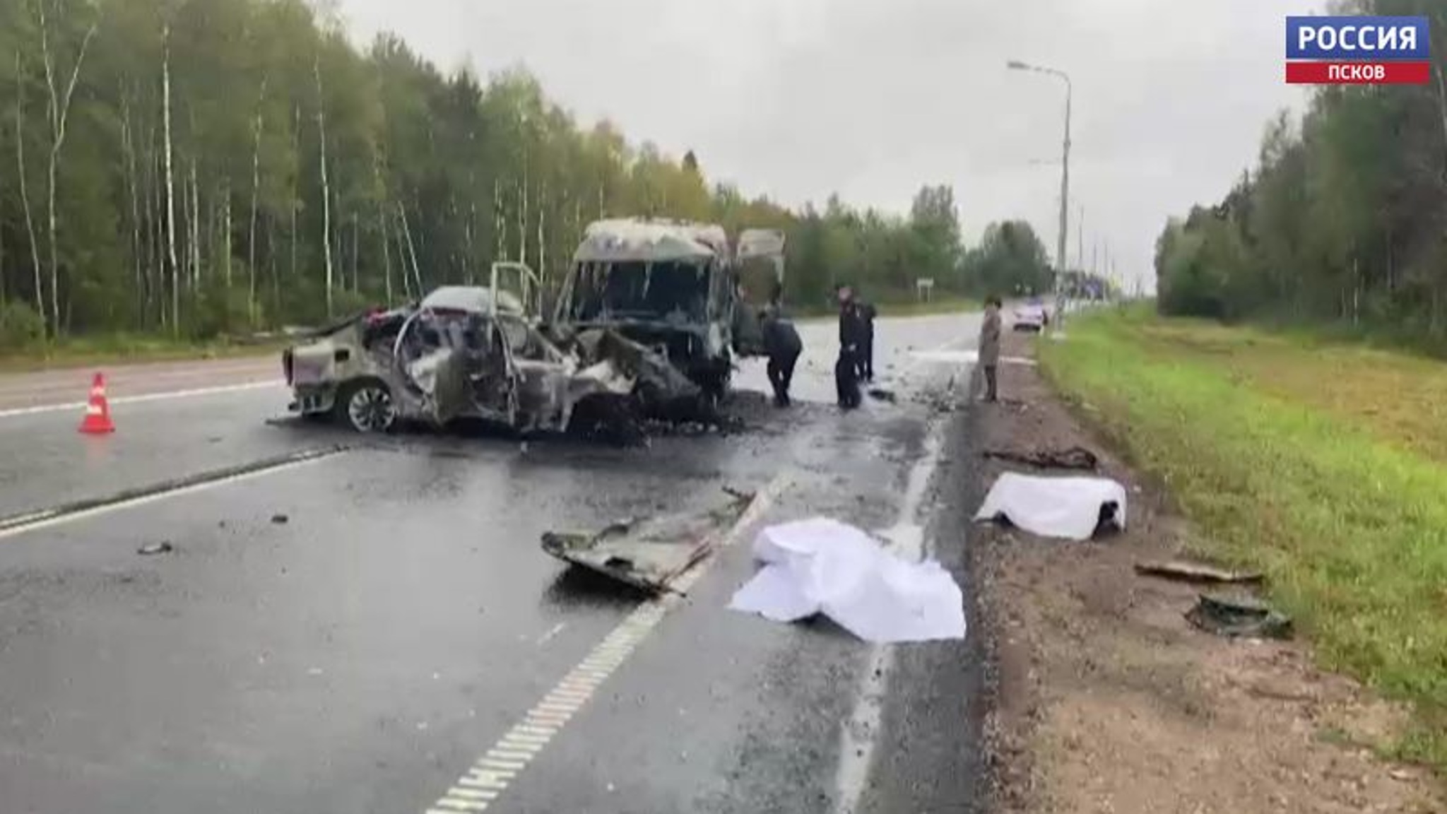 В лобовом столкновении легковушки с микроавтобусом под Опочкой погибли два человека