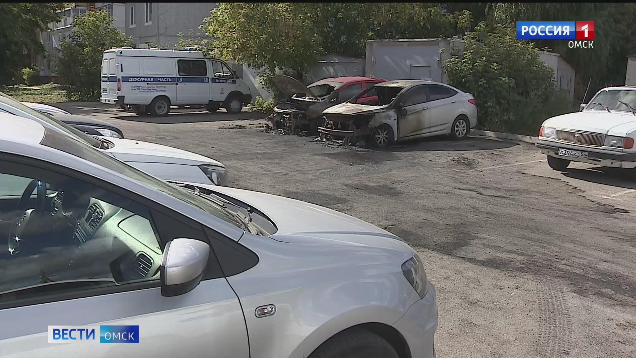 В Омске неизвестный в капюшоне поджог четыре автомобиля