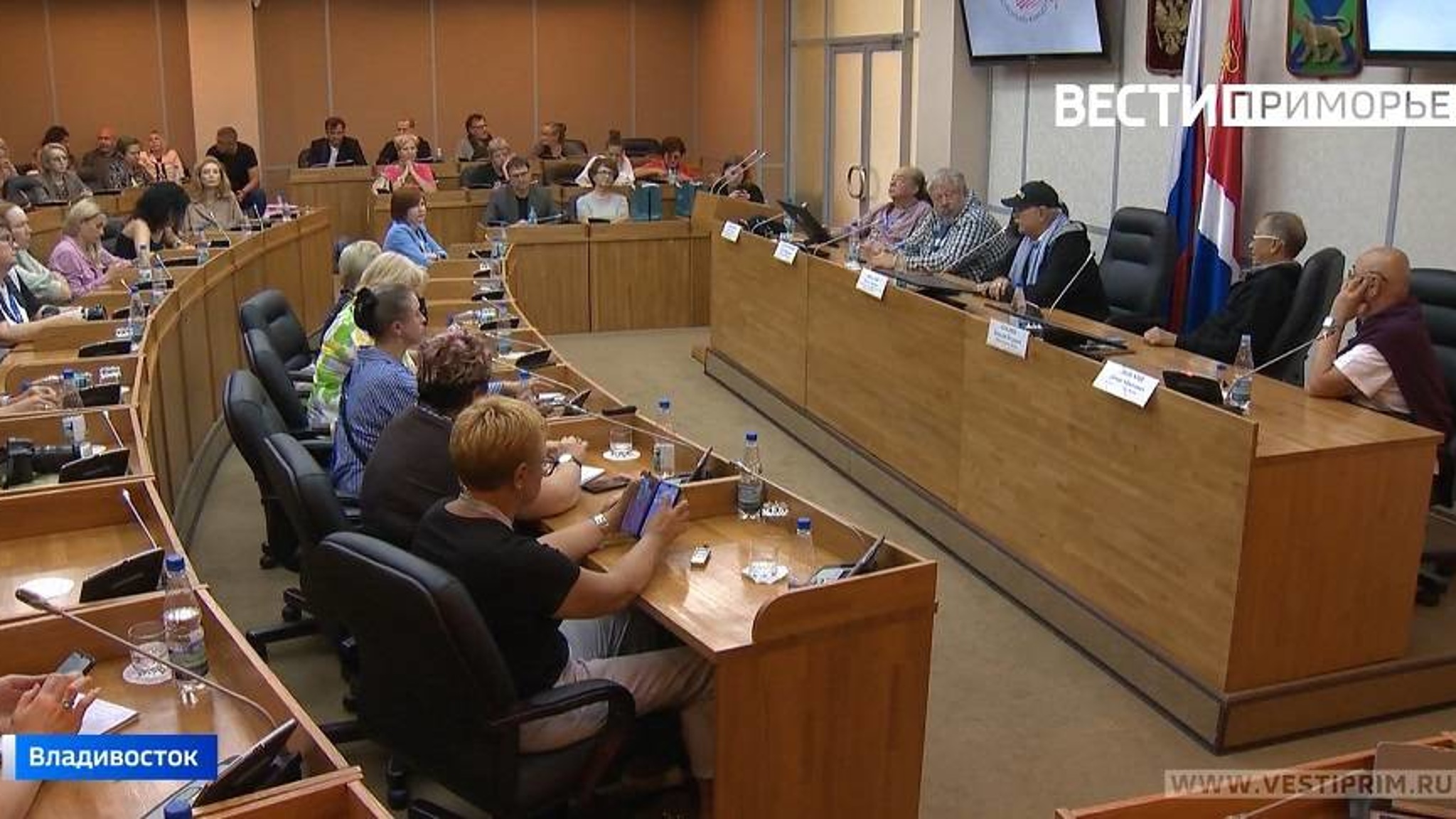 Никита Михалков привез во Владивосток свой спектакль «12»