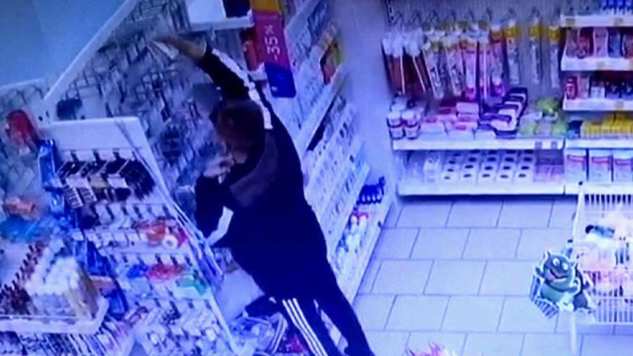В Архангельске молодой человек украл из магазина косметики 40 маникюрных ножниц