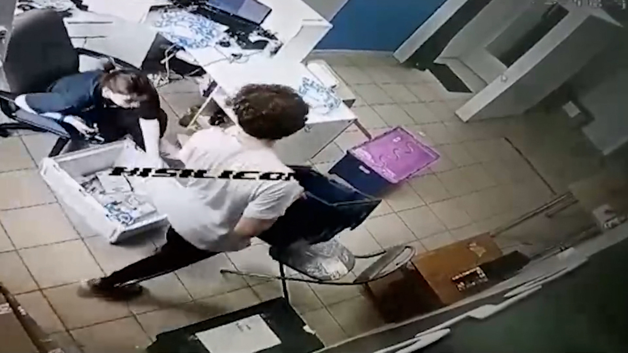 Влюбленная пара воровала умные часы по-глупому