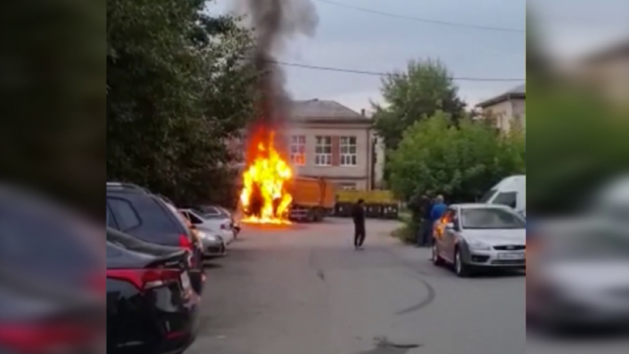 В Екатеринбурге утром загорелся мусоровоз