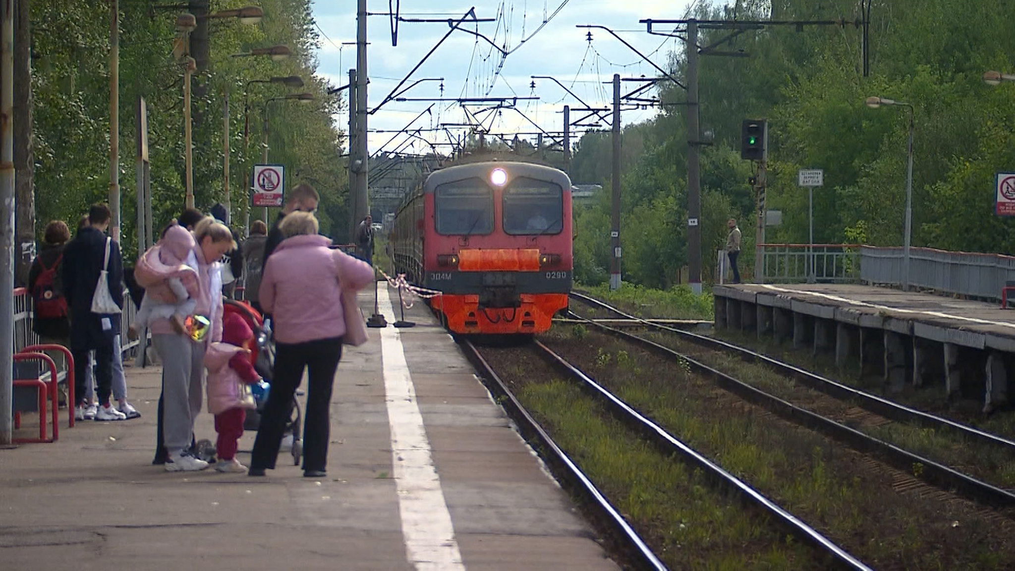 Штраф за переход железнодорожных путей в неустановленном месте будет 2000 рублей