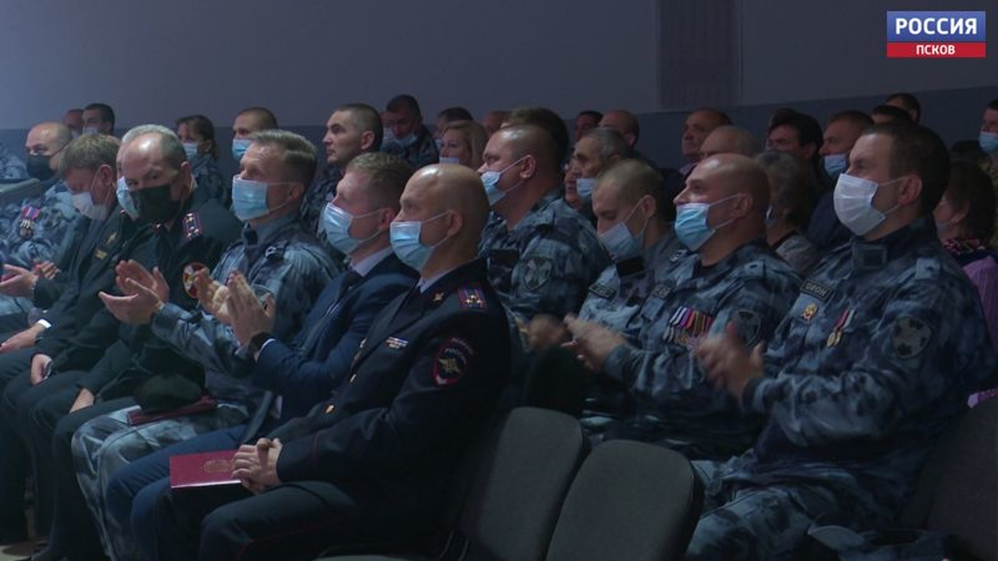 В Пскове прошло торжественное награждение бойцов ОМОНа